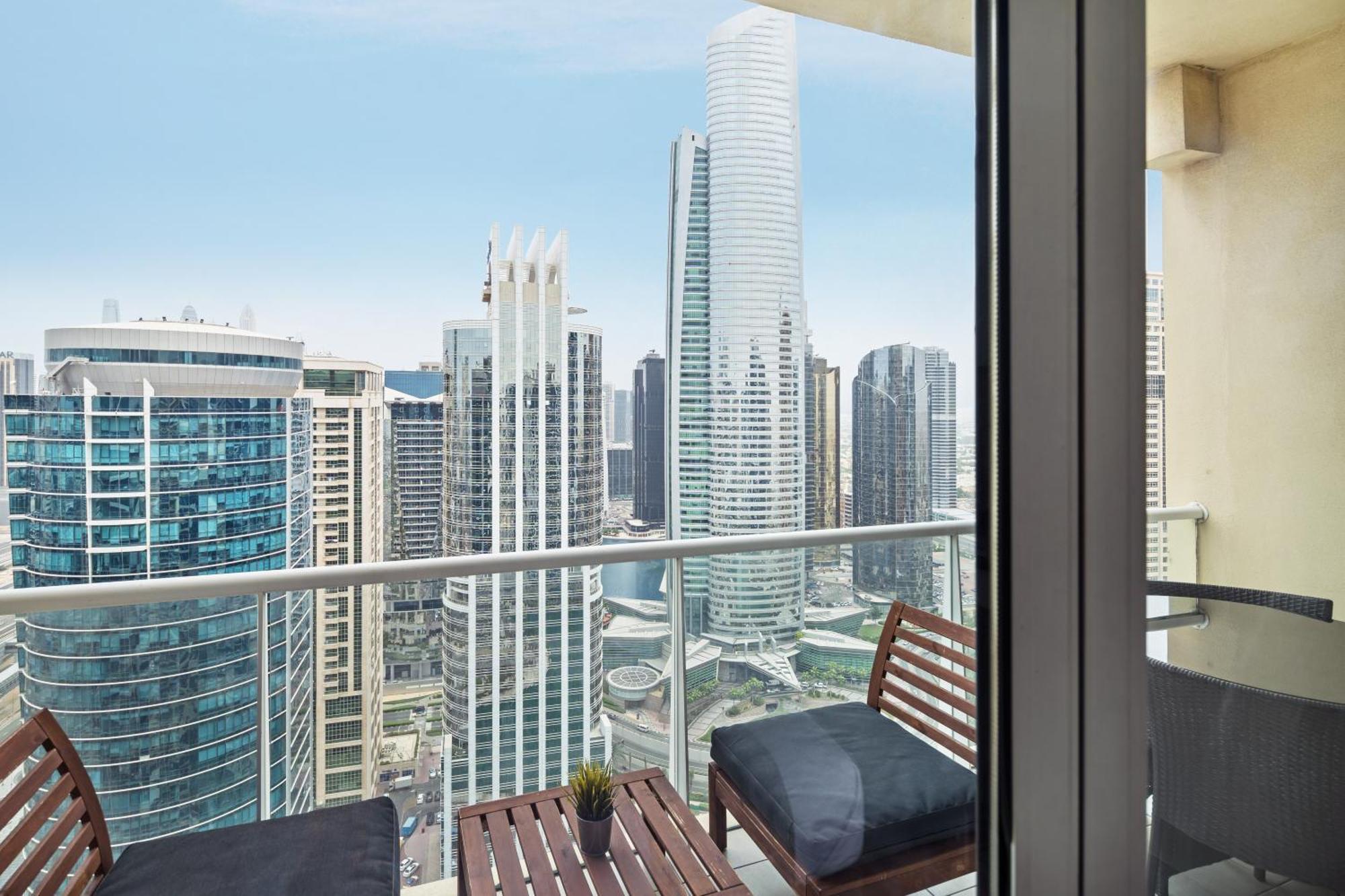 La Buena Vida: Panoramic View Near Jlt Metro Apartment