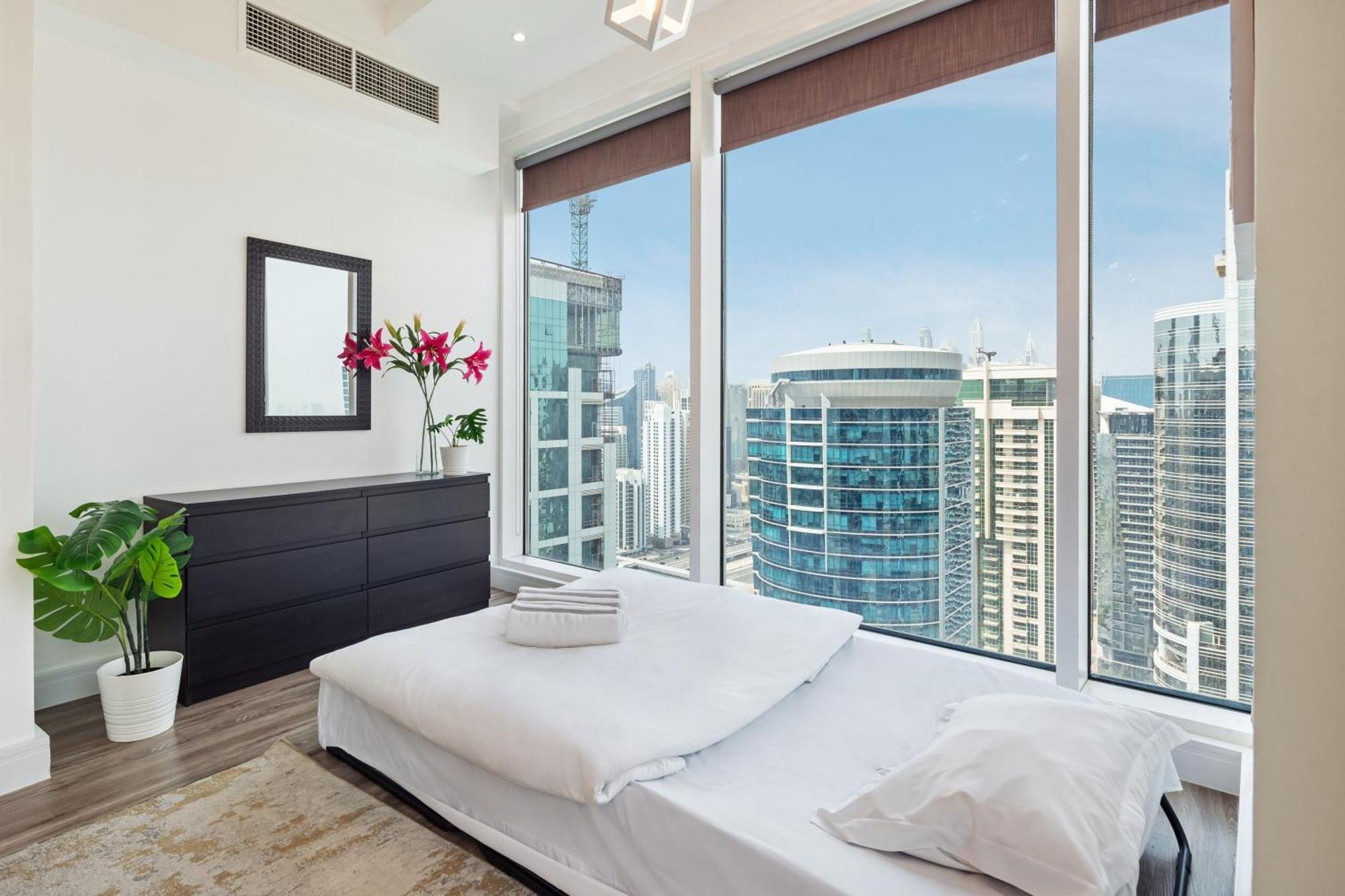 La Buena Vida: Panoramic View Near Jlt Metro