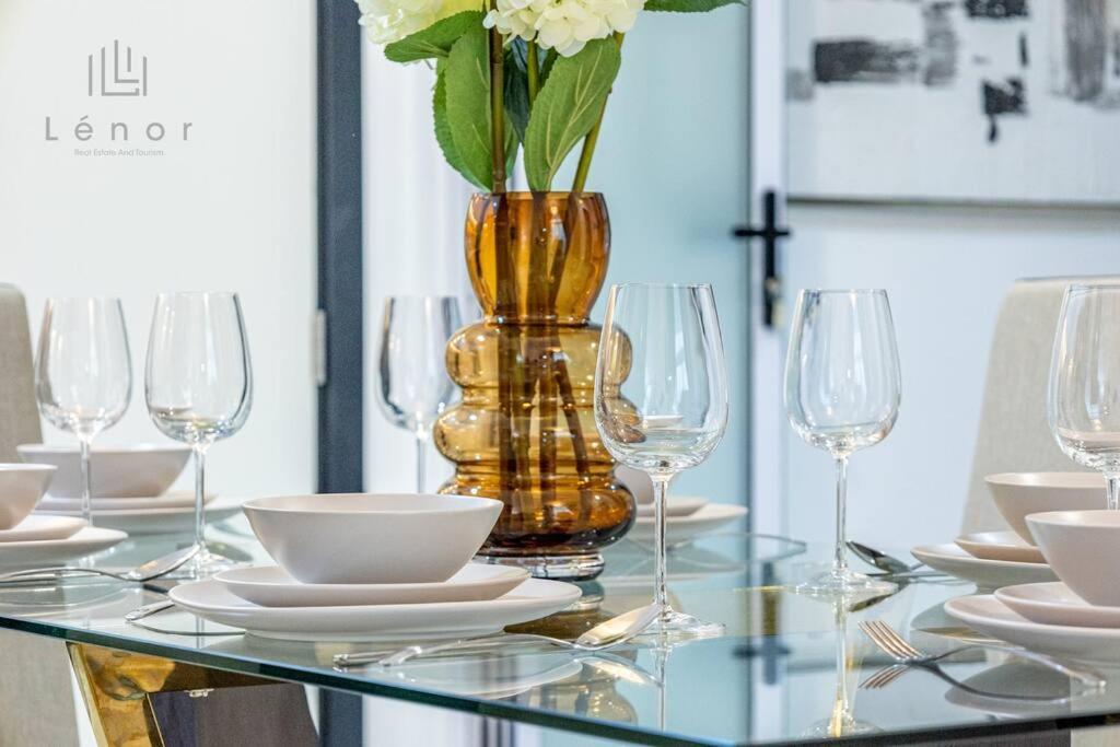 Luxe 2 Bedroom With Private Office *