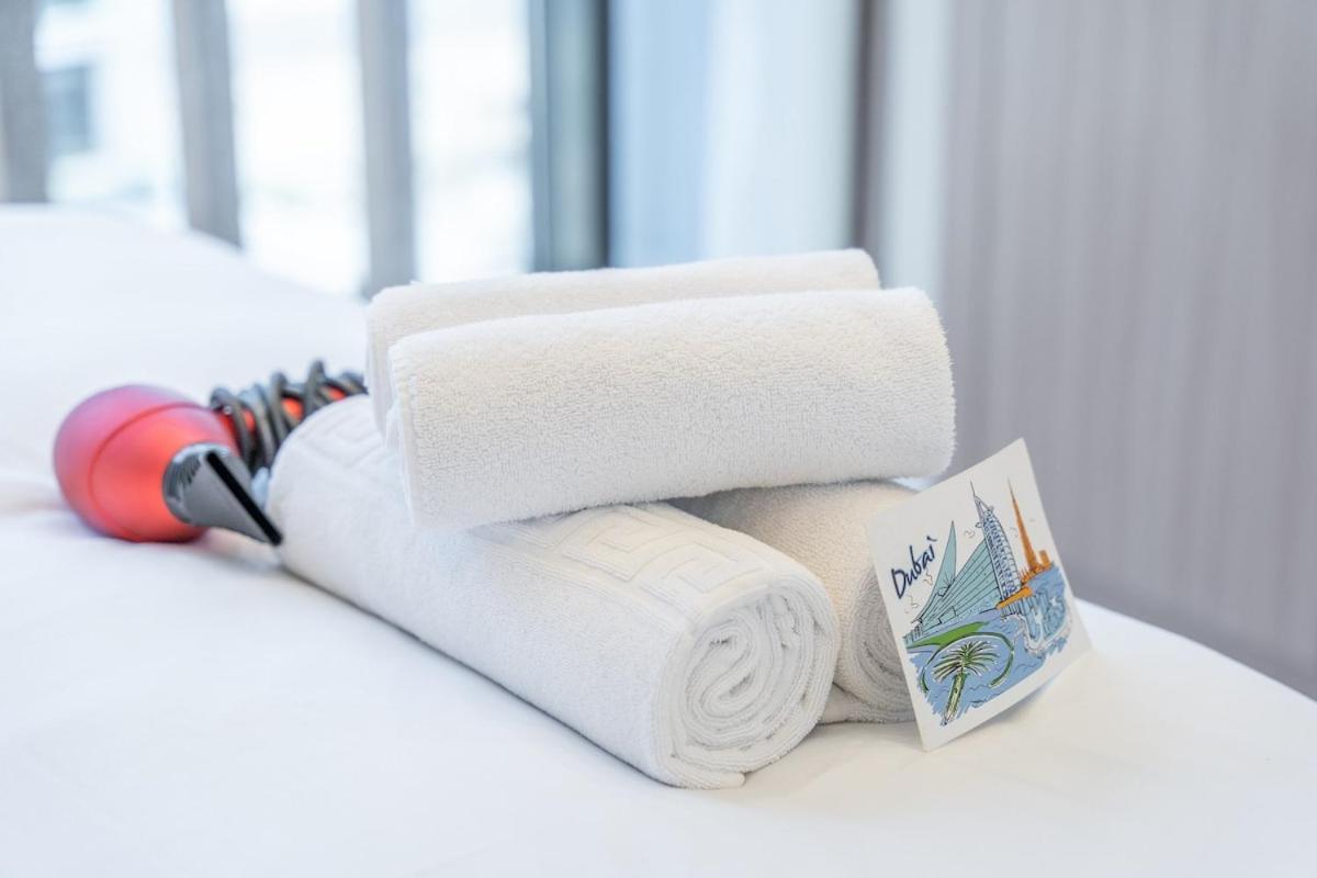 Elegant 1-bedroom Perfect For 4 At Azizi Riviera In Meydan One *