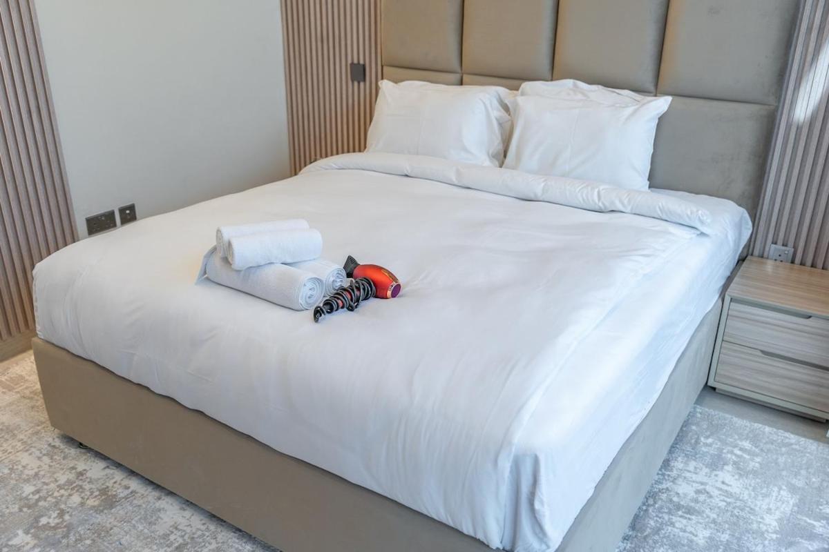 Elegant 1-bedroom Perfect For 4 At Azizi Riviera In Meydan One *