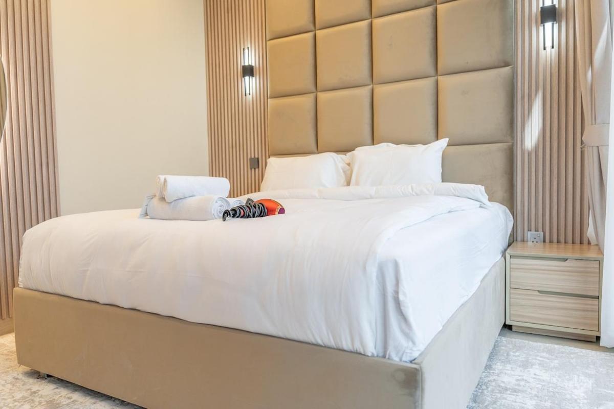 Elegant 1-bedroom Perfect For 4 At Azizi Riviera In Meydan One *