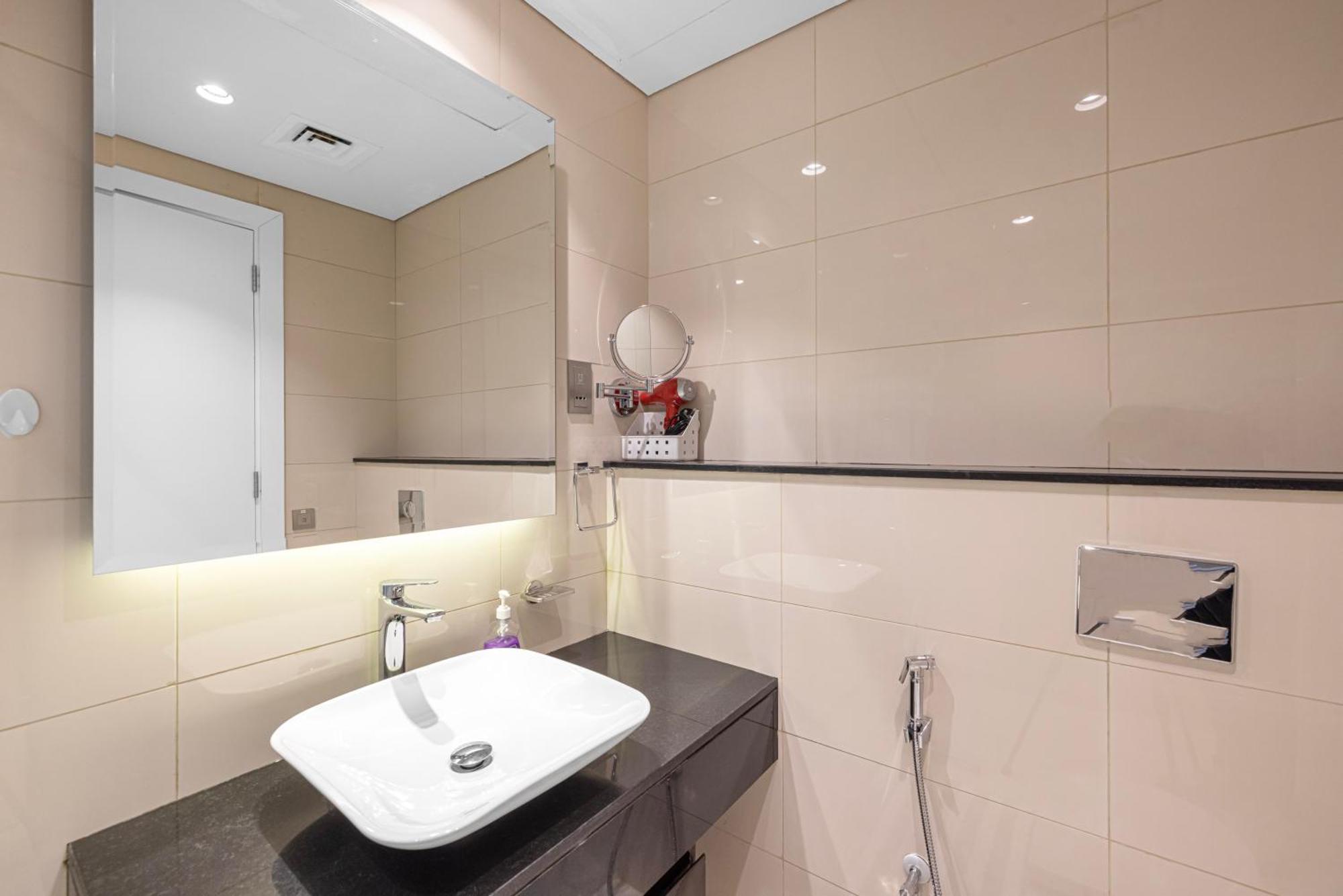 Modern With Stunning View - Damac Majestine Tower * Dubai
