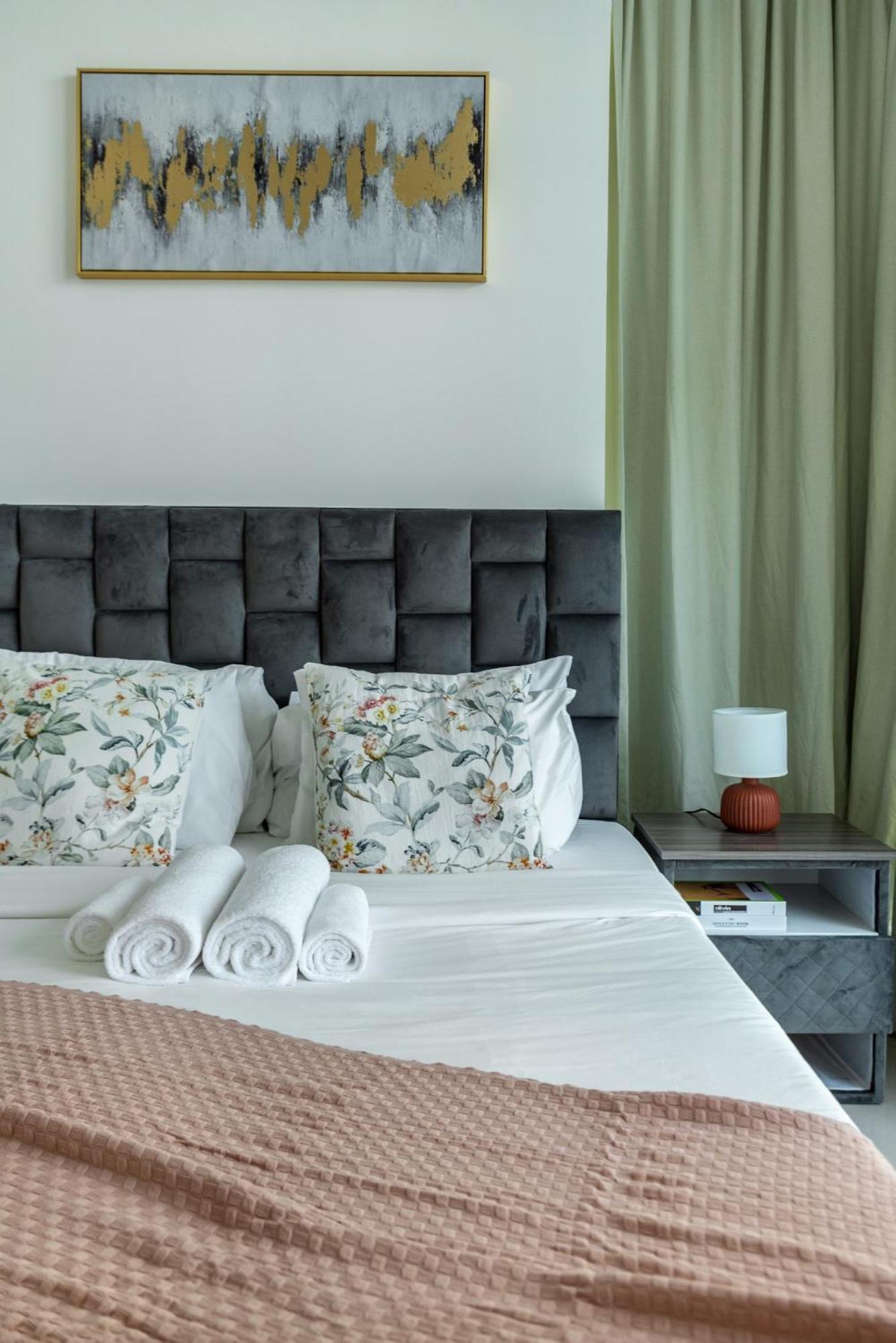 Shoresinn - Chic Waterfront Living In Marina Apartment