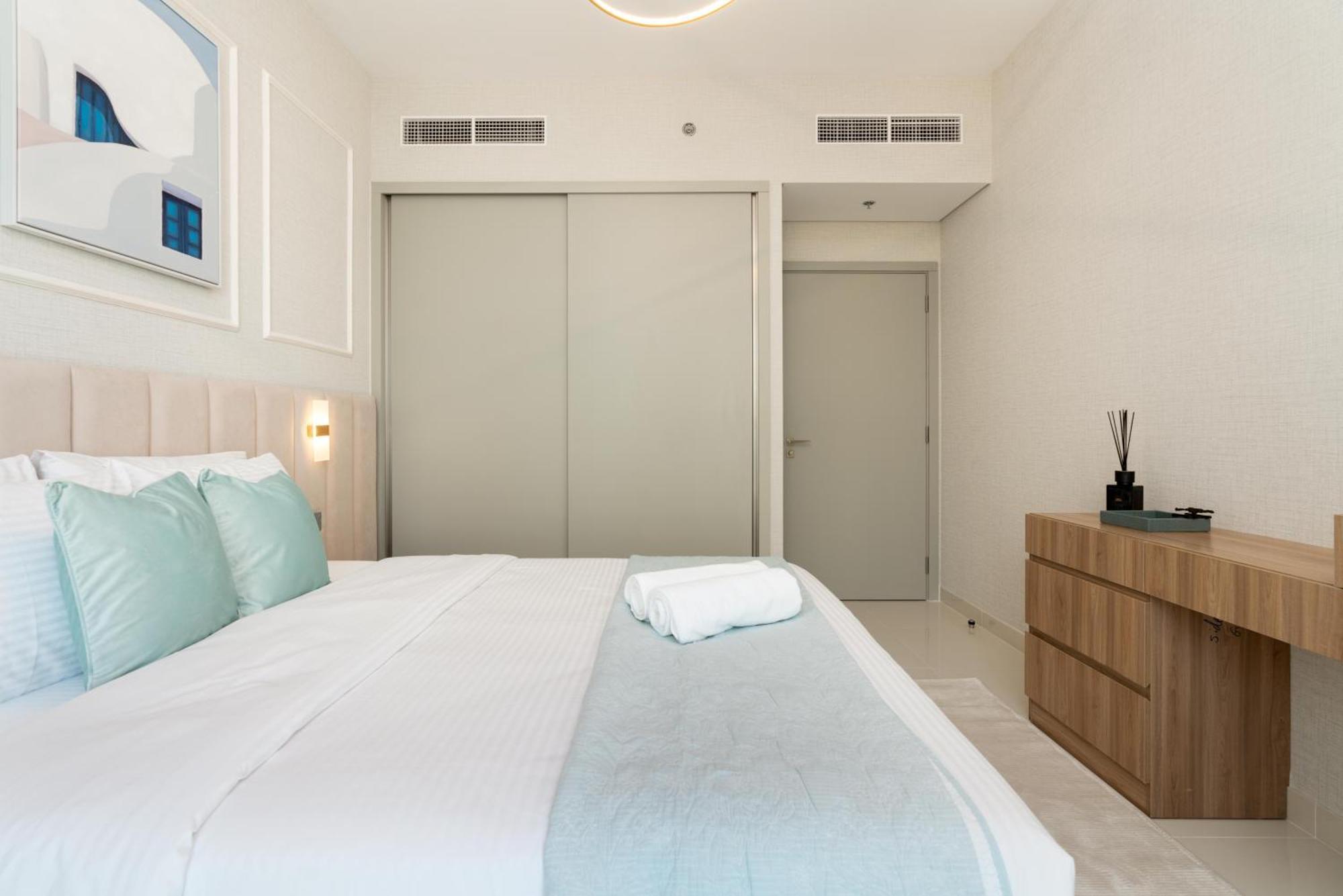Apartment Isle Tower 1 - Beachfront Stunning - Full Sea Views *