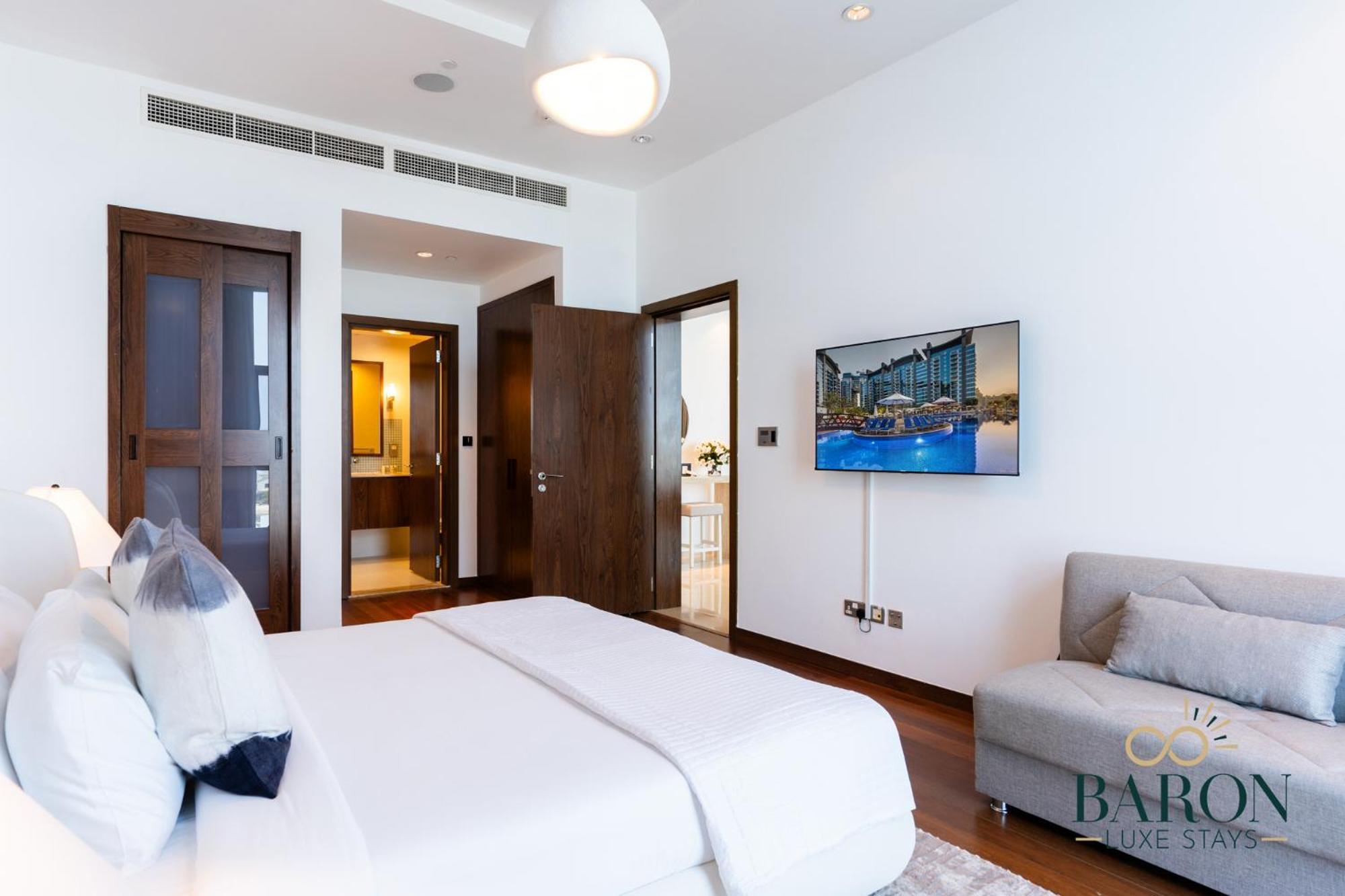 Large Waterfront Property 105 Apartment *