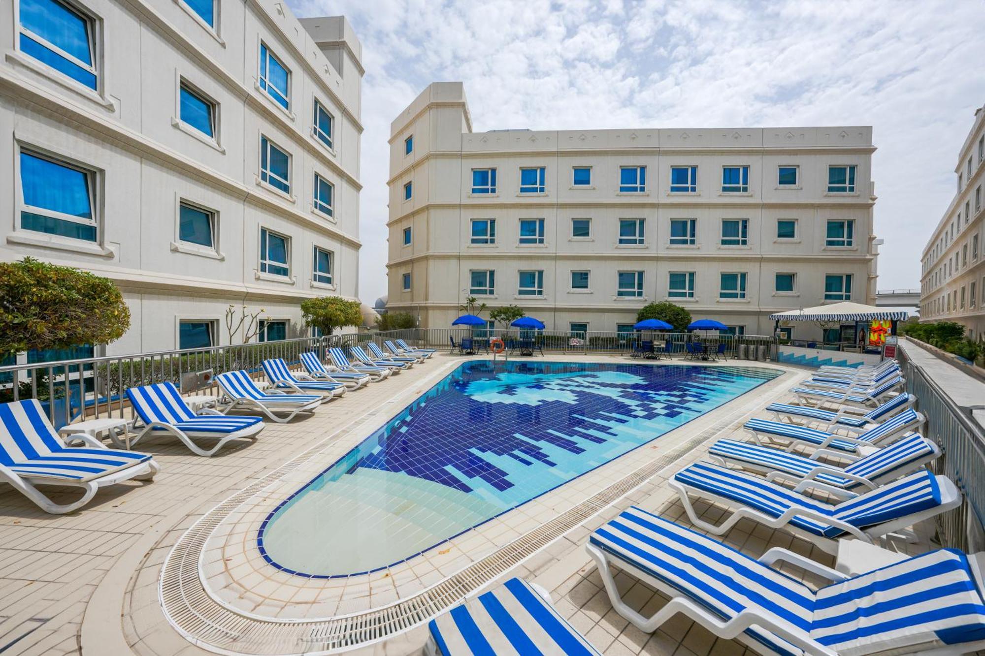 Aparthotel Al Bustan Centre & 4*