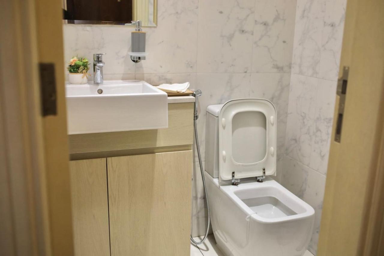 Sleek 1br Getaway At Dania 1 With Inviting Balcony By Vibel Apartment