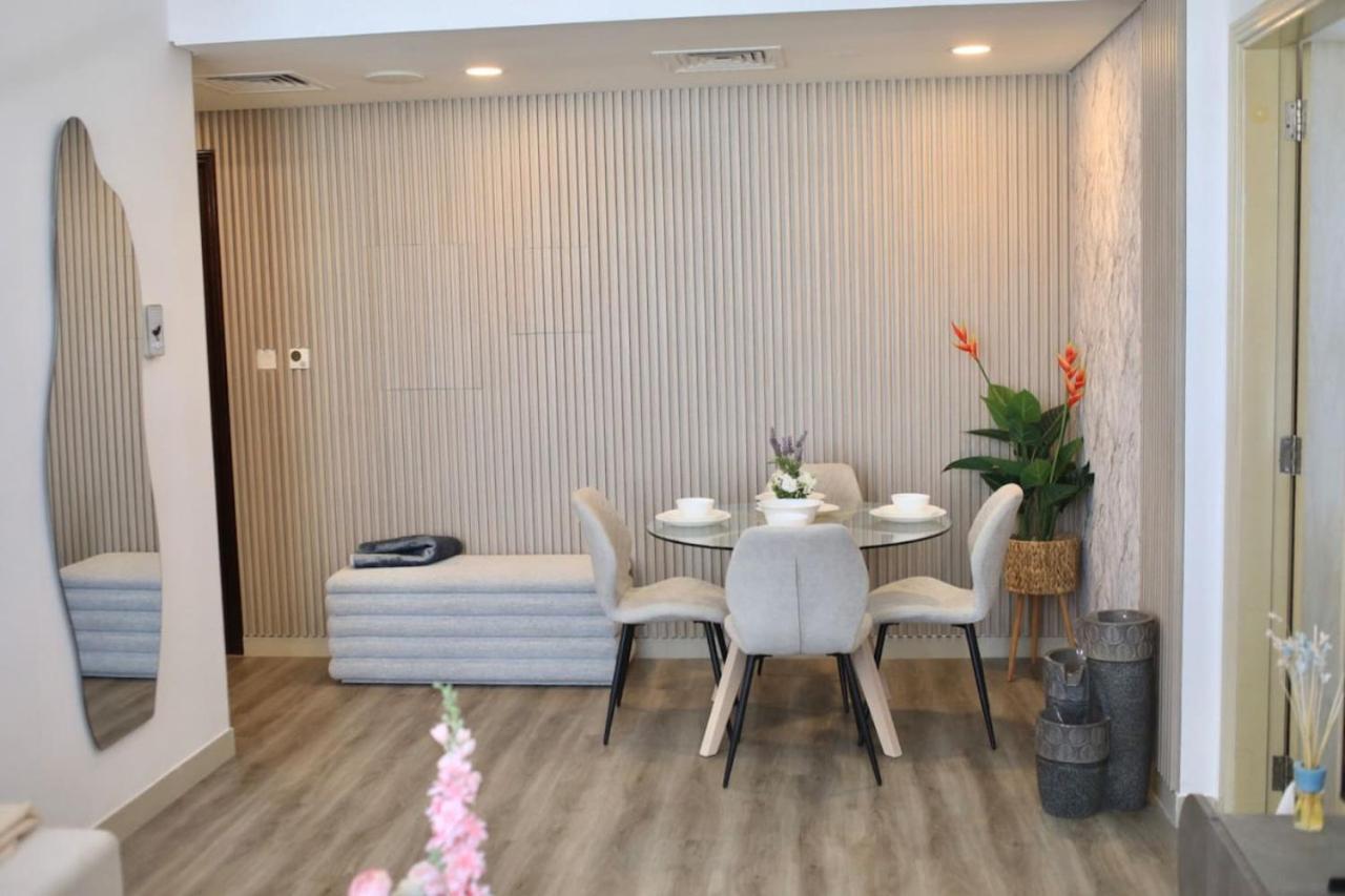 Sleek 1br Getaway At Dania 1 With Inviting Balcony By Vibel Apartment