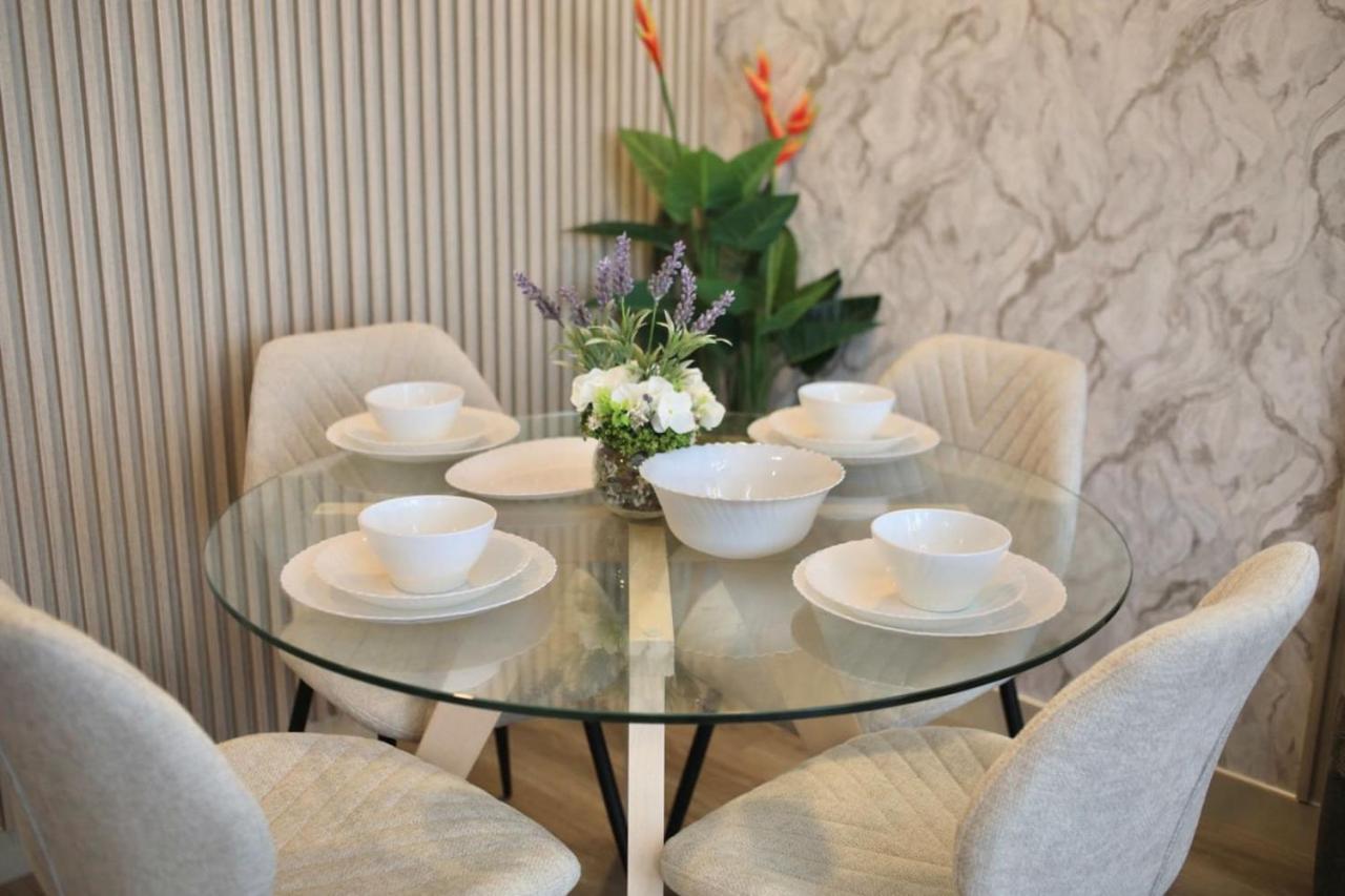 Sleek 1br Getaway At Dania 1 With Inviting Balcony By Vibel