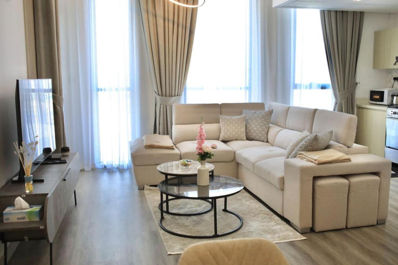 Sleek 1br Getaway At Dania 1 With Inviting Balcony By Vibel Apartment *