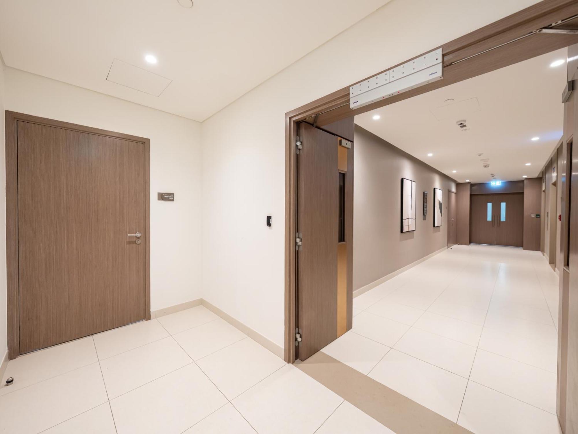 Apartment Luxury 1br, 5 Min Walk To Mall & Burj Khalifa, Sleep 1-4 Dubai