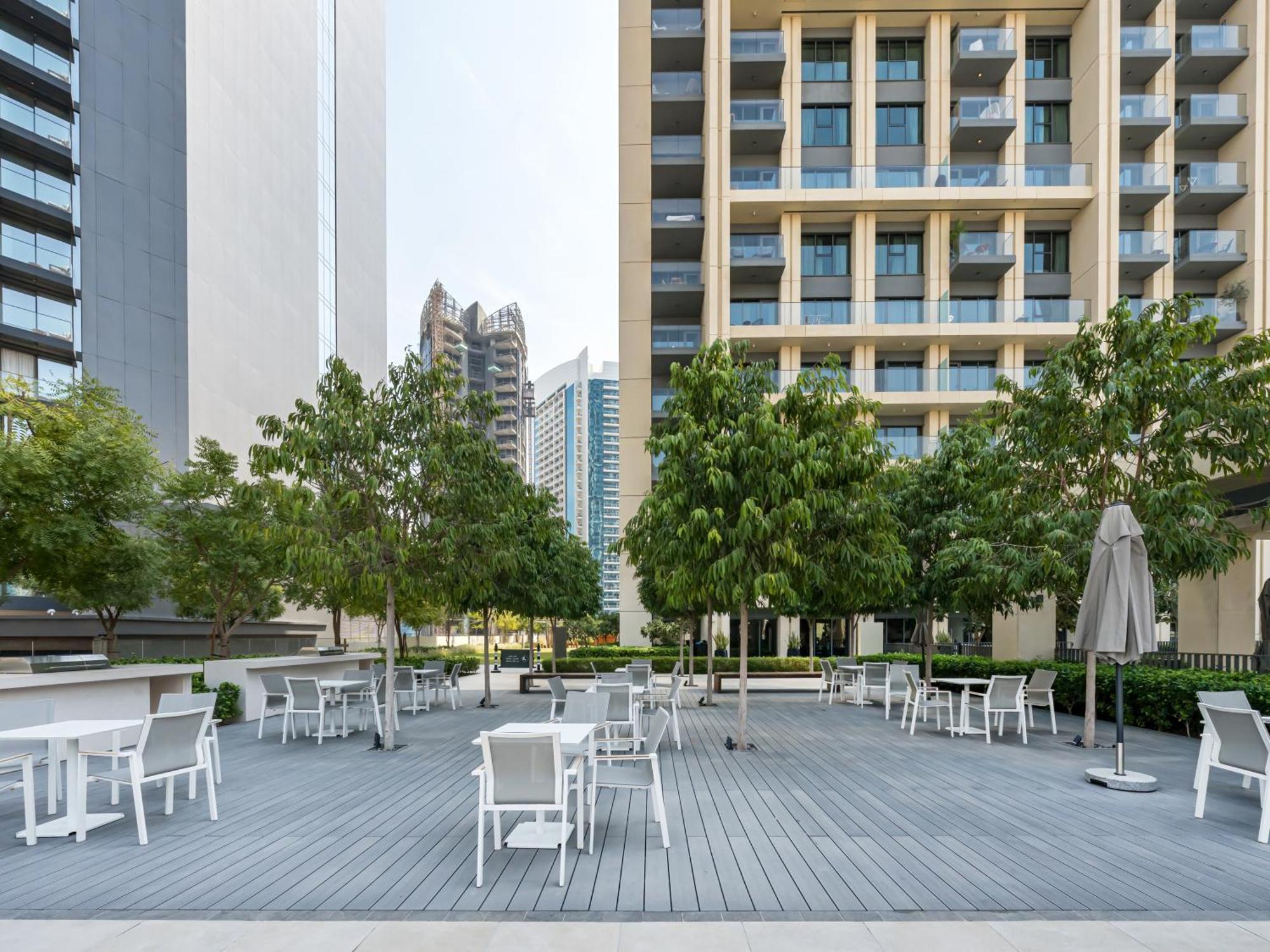 Luxury 1br, 5 Min Walk To Mall & Burj Khalifa, Sleep 1-4 Apartment Dubai