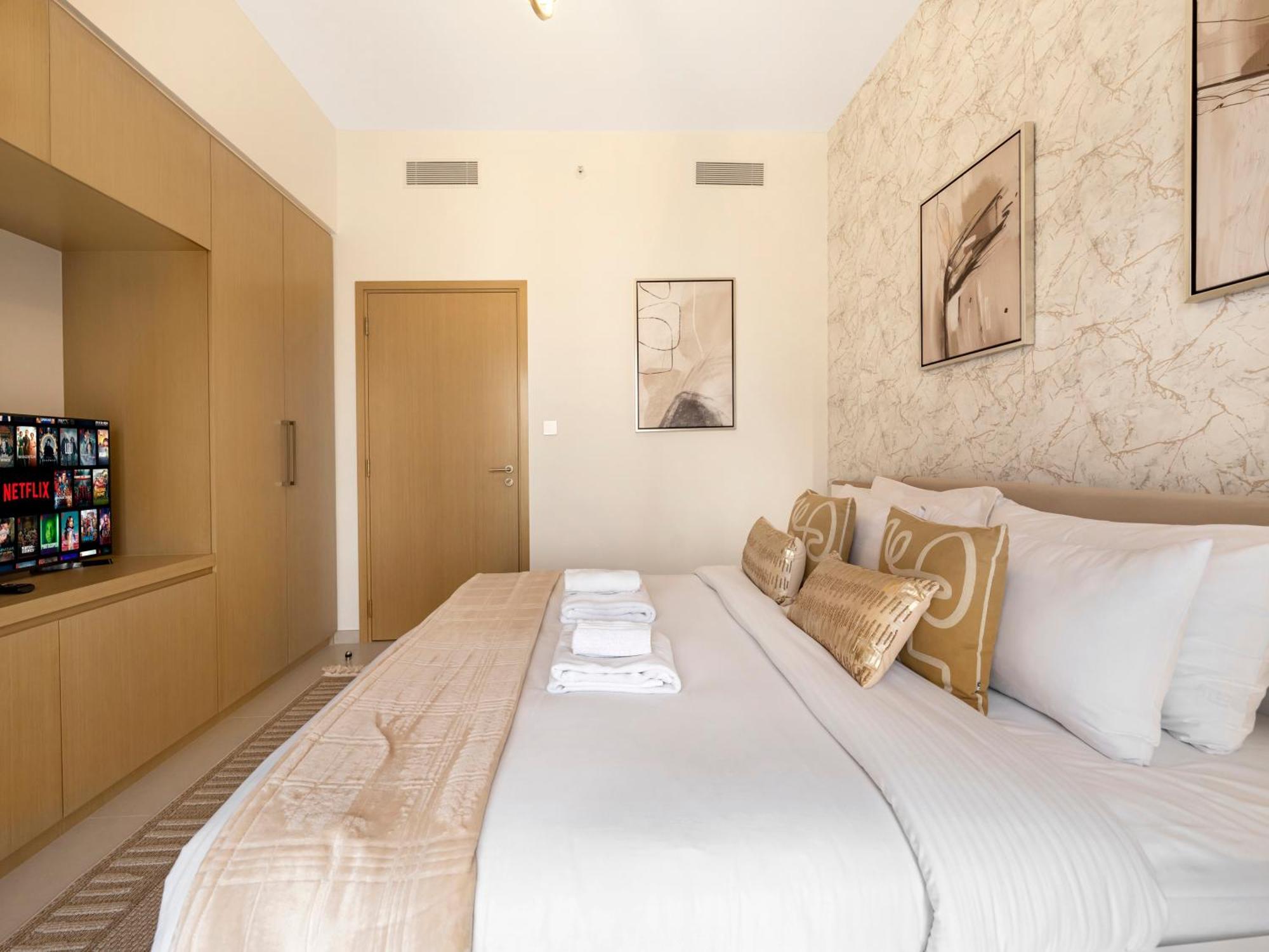 Apartment Luxury 1br, 5 Min Walk To Mall & Burj Khalifa, Sleep 1-4 Dubai