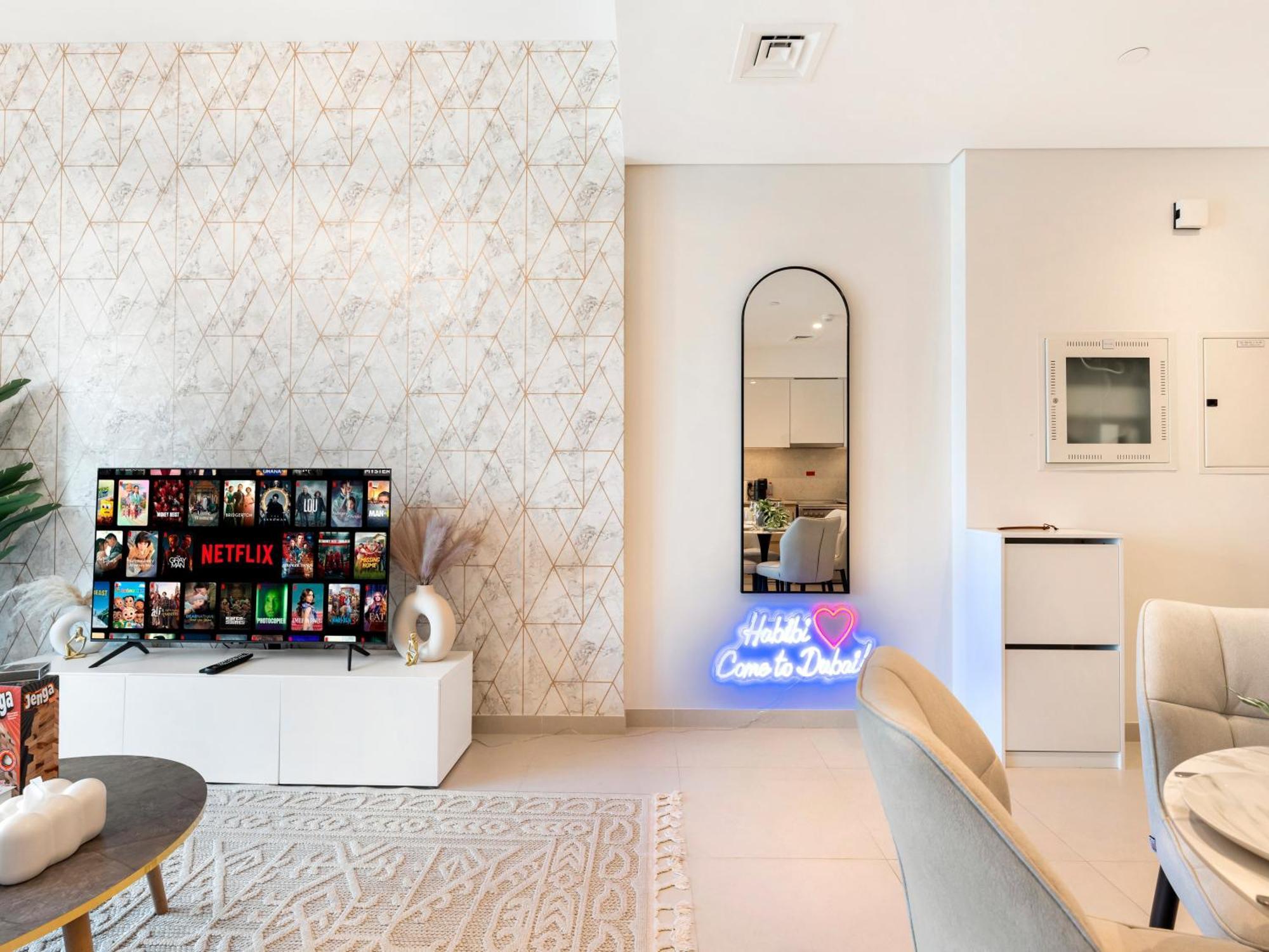 Luxury 1br, 5 Min Walk To Mall & Burj Khalifa, Sleep 1-4 Apartment *
