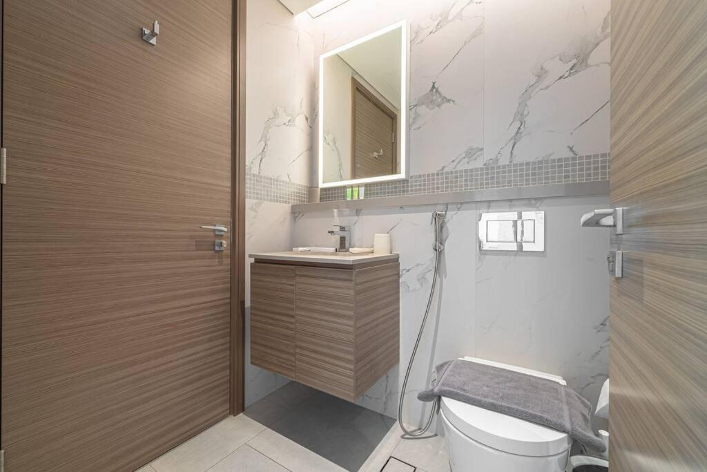 Marco Polo - Stunning 2br With Burj View, Spacious Gym & Pool Dubai