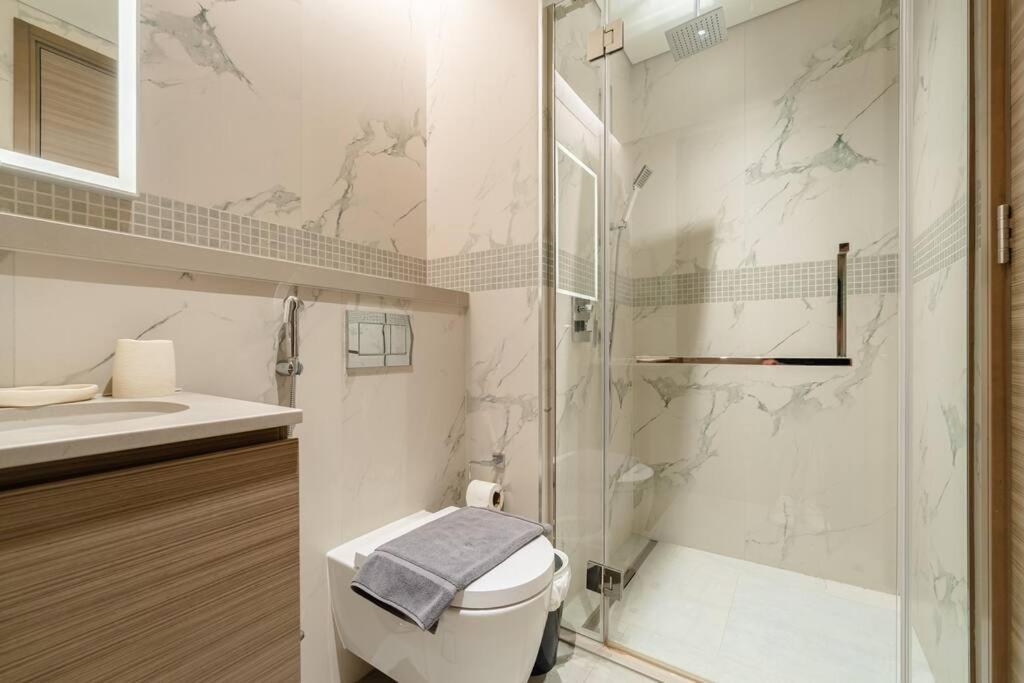 Marco Polo - Stunning 2br With Burj View, Spacious Gym & Pool Dubai