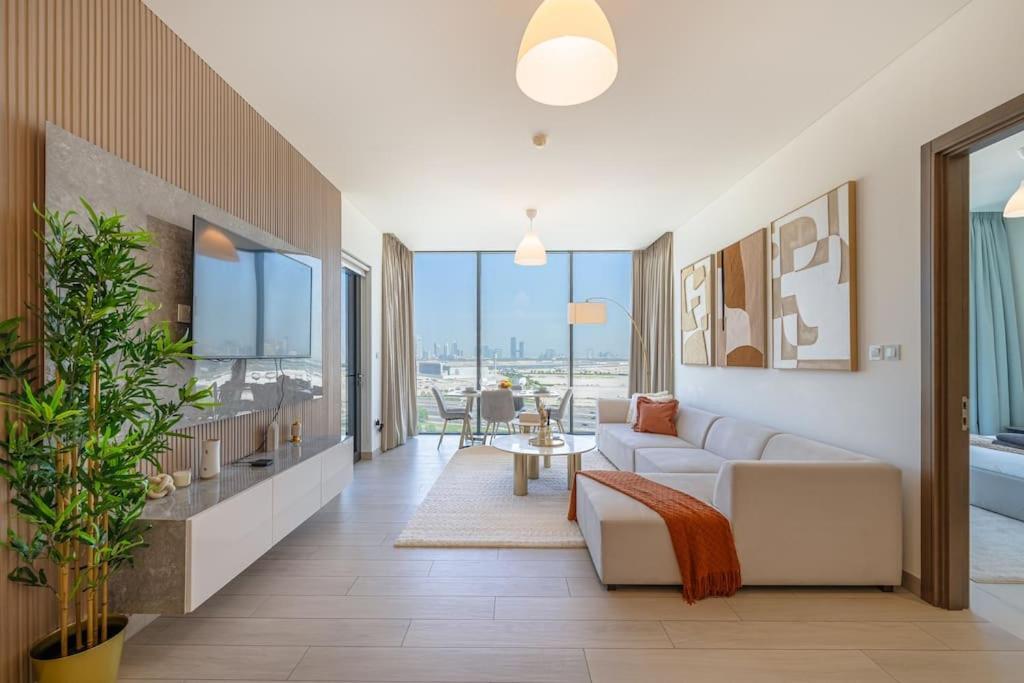 Marco Polo - Stunning 2br With Burj View, Spacious Gym & Pool *