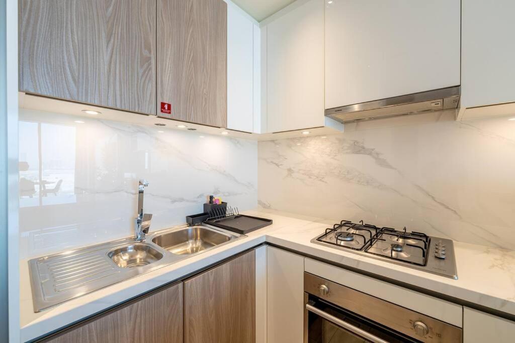 Marco Polo - Stunning 2br With Burj View, Spacious Gym & Pool Dubai