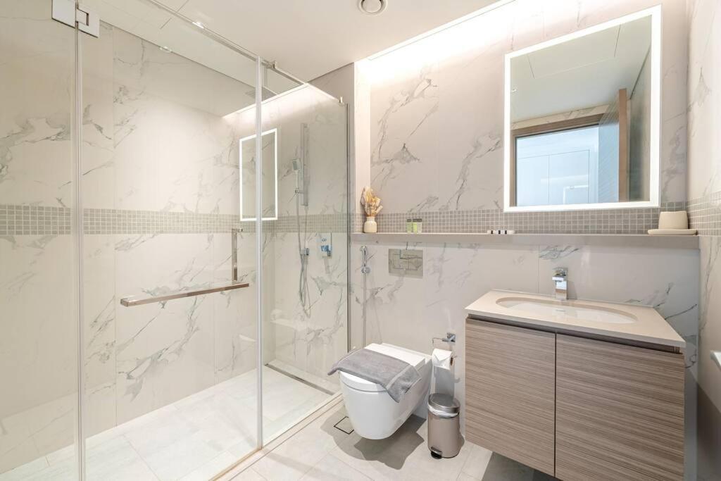 Marco Polo - Stunning 2br With Burj View, Spacious Gym & Pool * Dubai