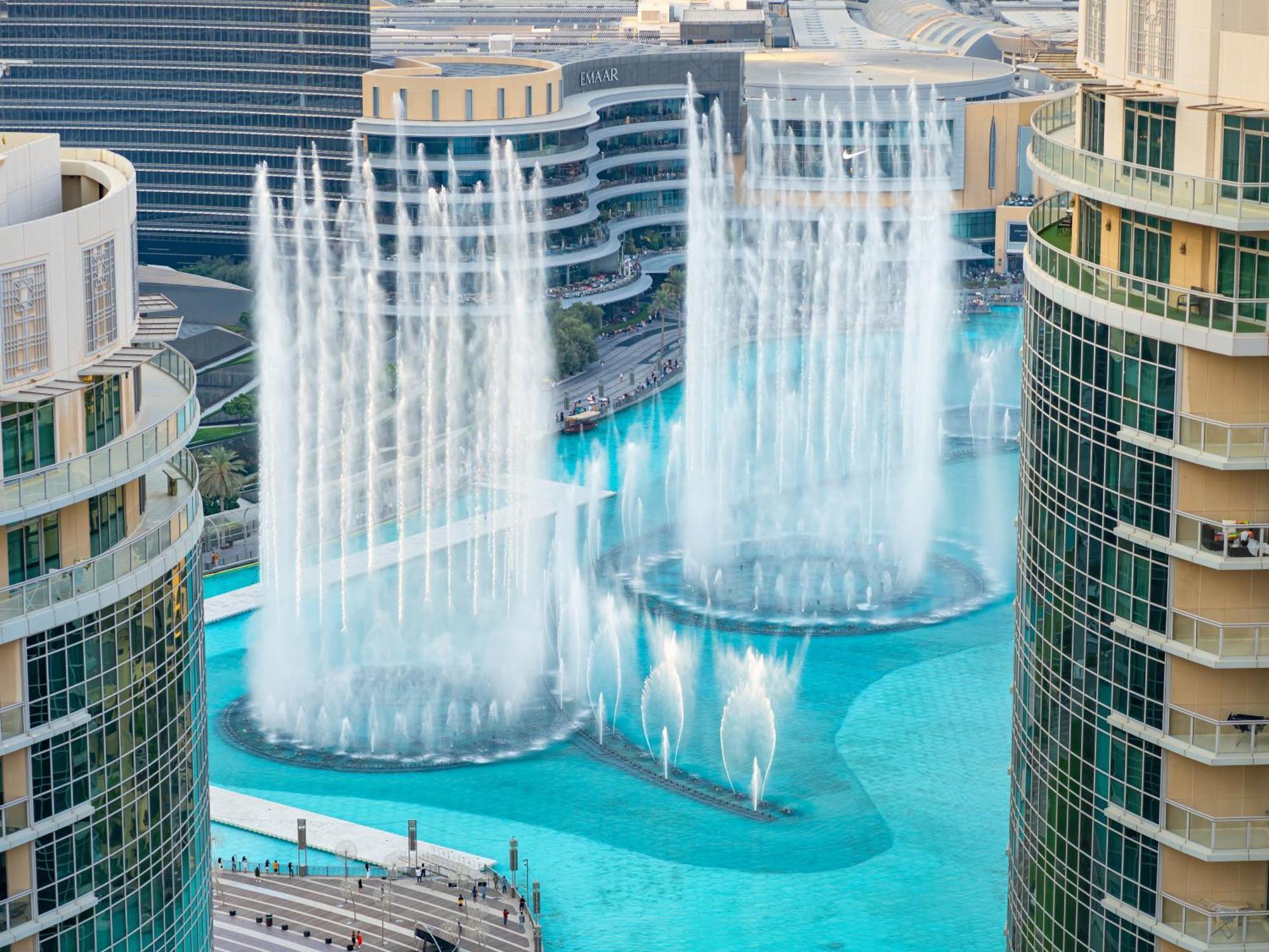 Lavish 2 Bedroom I Burj Khalifa & Fountain Views I Free Gym, Pool, Parking, Wi-fi And Ps5 I By Skyline Serenity *