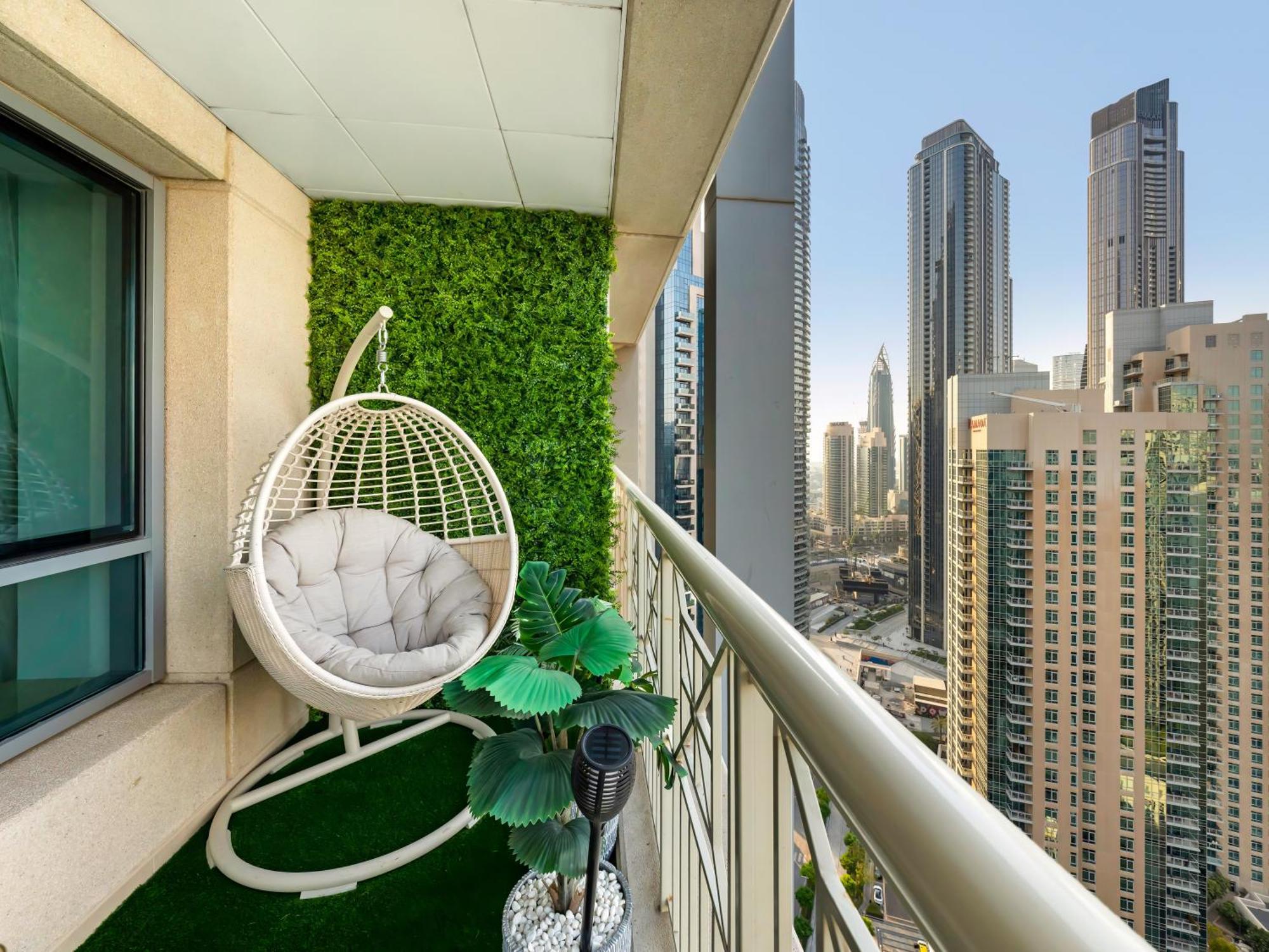 Lavish 2 Bedroom I Burj Khalifa & Fountain Views I Free Gym, Pool, Parking, Wi-fi And Ps5 I By Skyline Serenity