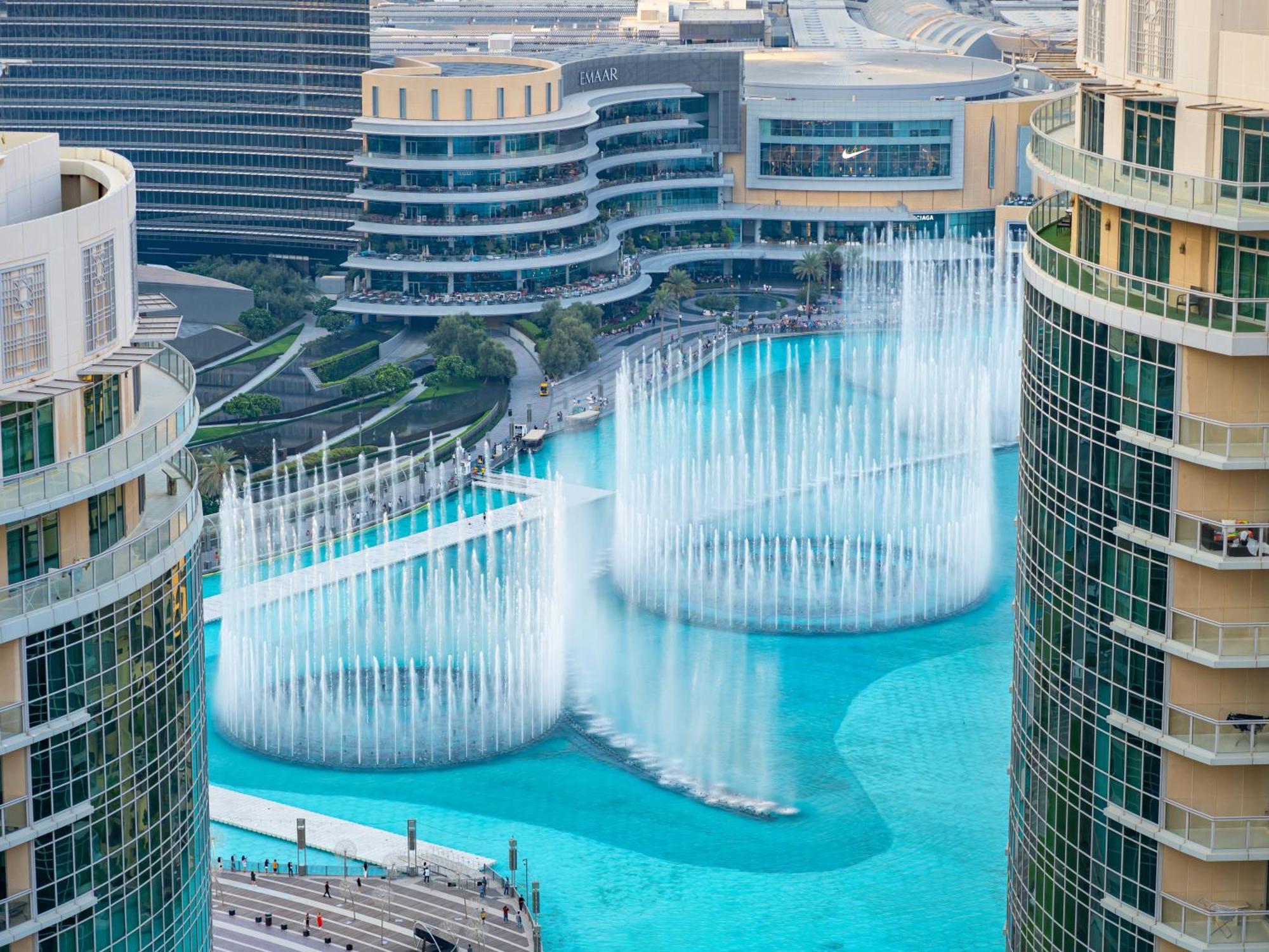 Lavish 2 Bedroom I Burj Khalifa & Fountain Views I Free Gym, Pool, Parking, Wi-fi And Ps5 I By Skyline Serenity