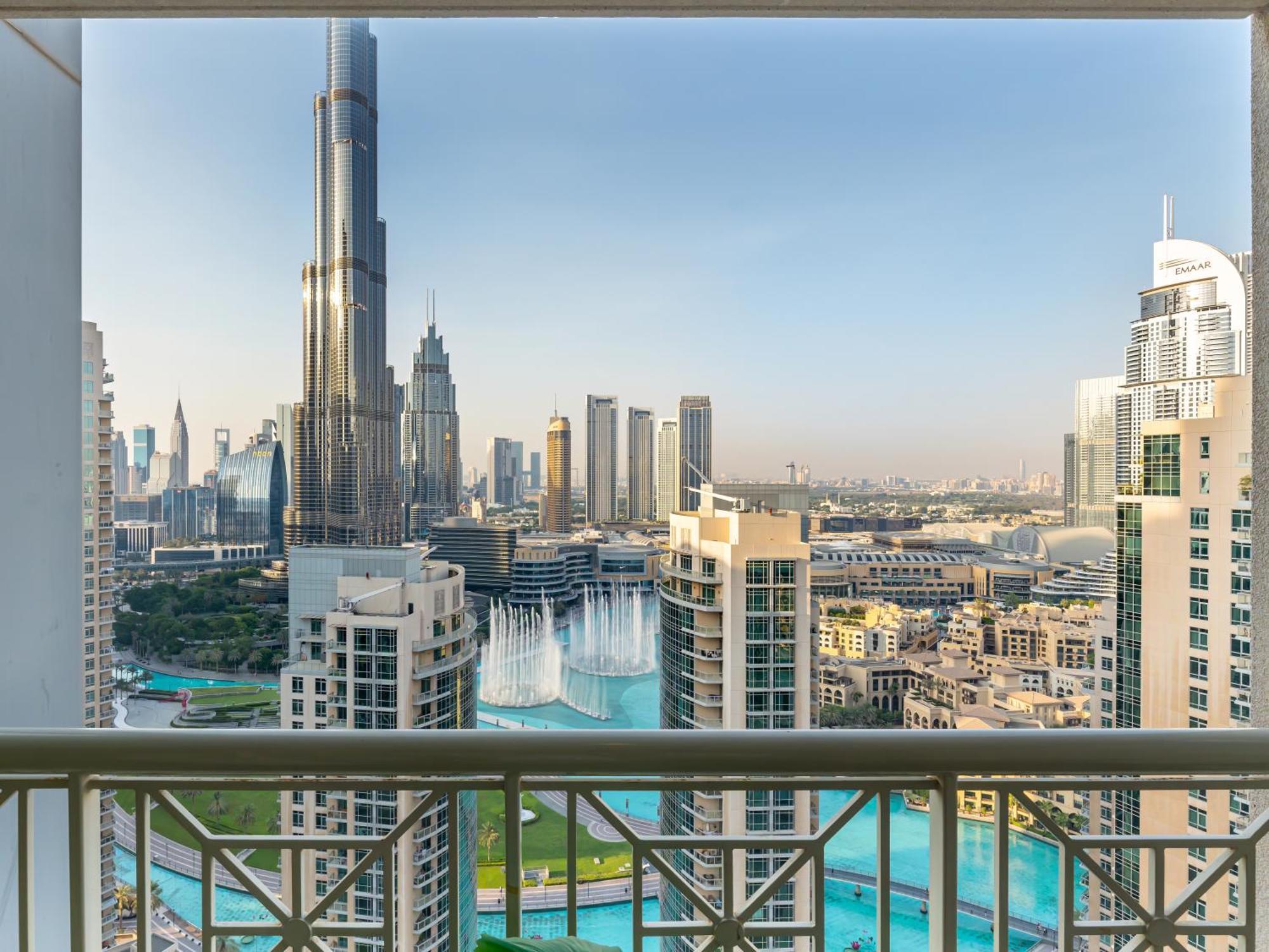 Lavish 2 Bedroom I Burj Khalifa & Fountain Views I Free Gym, Pool, Parking, Wi-fi And Ps5 I By Skyline Serenity *