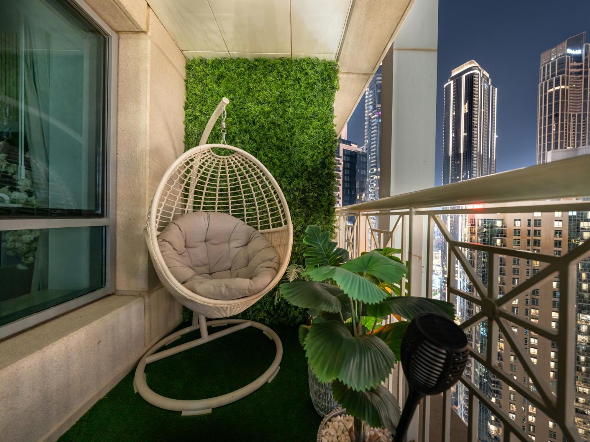 Apartment Lavish 2 Bedroom I Burj Khalifa & Fountain Views I Free Gym, Pool, Parking, Wi-fi And Ps5 I By Skyline Serenity Dubai