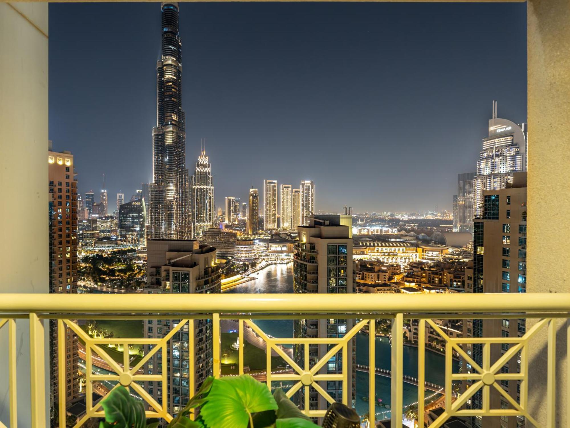 Lavish 2 Bedroom I Burj Khalifa & Fountain Views I Free Gym, Pool, Parking, Wi-fi And Ps5 I By Skyline Serenity *