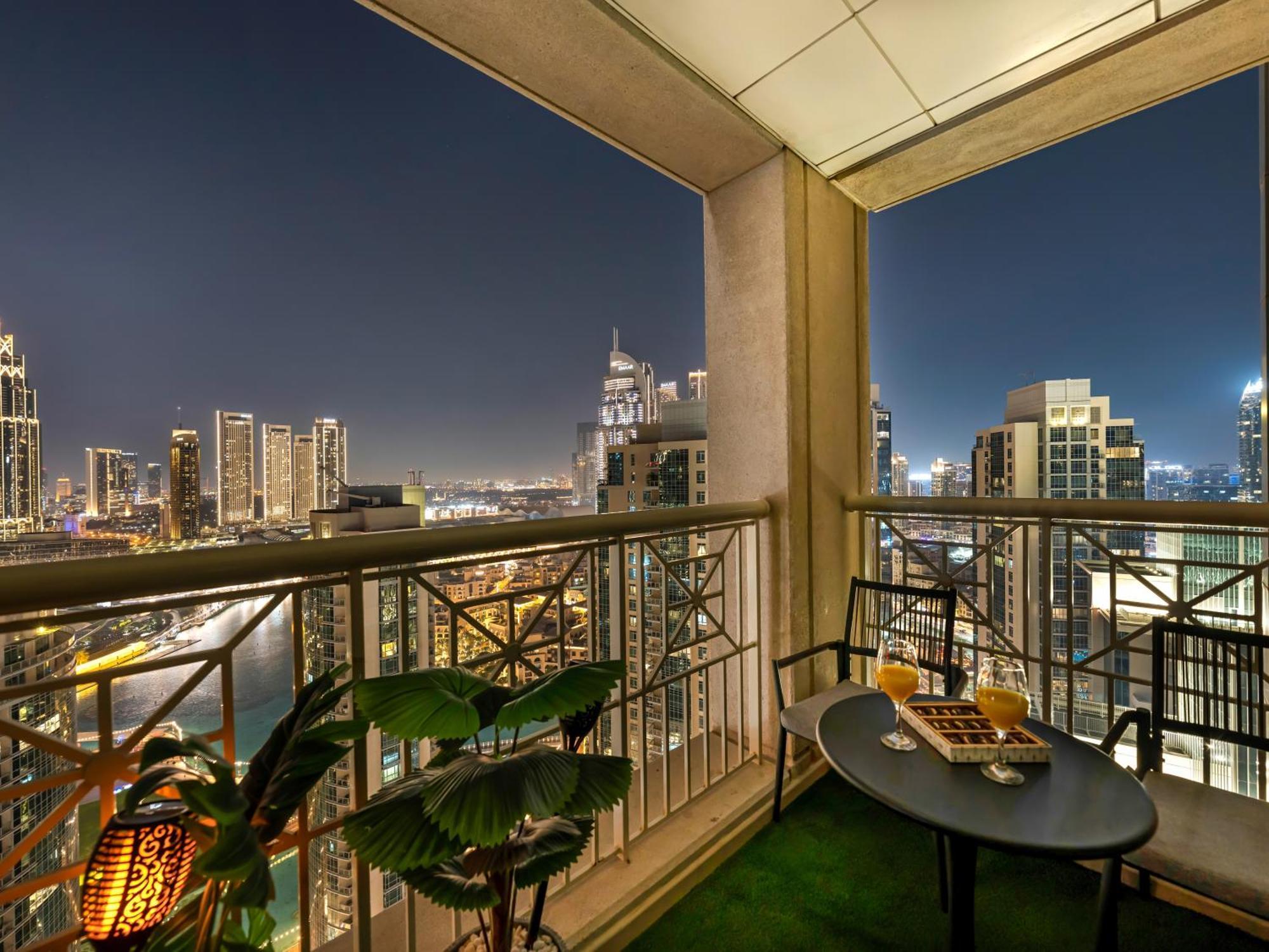 Lavish 2 Bedroom I Burj Khalifa & Fountain Views I Free Gym, Pool, Parking, Wi-fi And Ps5 I By Skyline Serenity