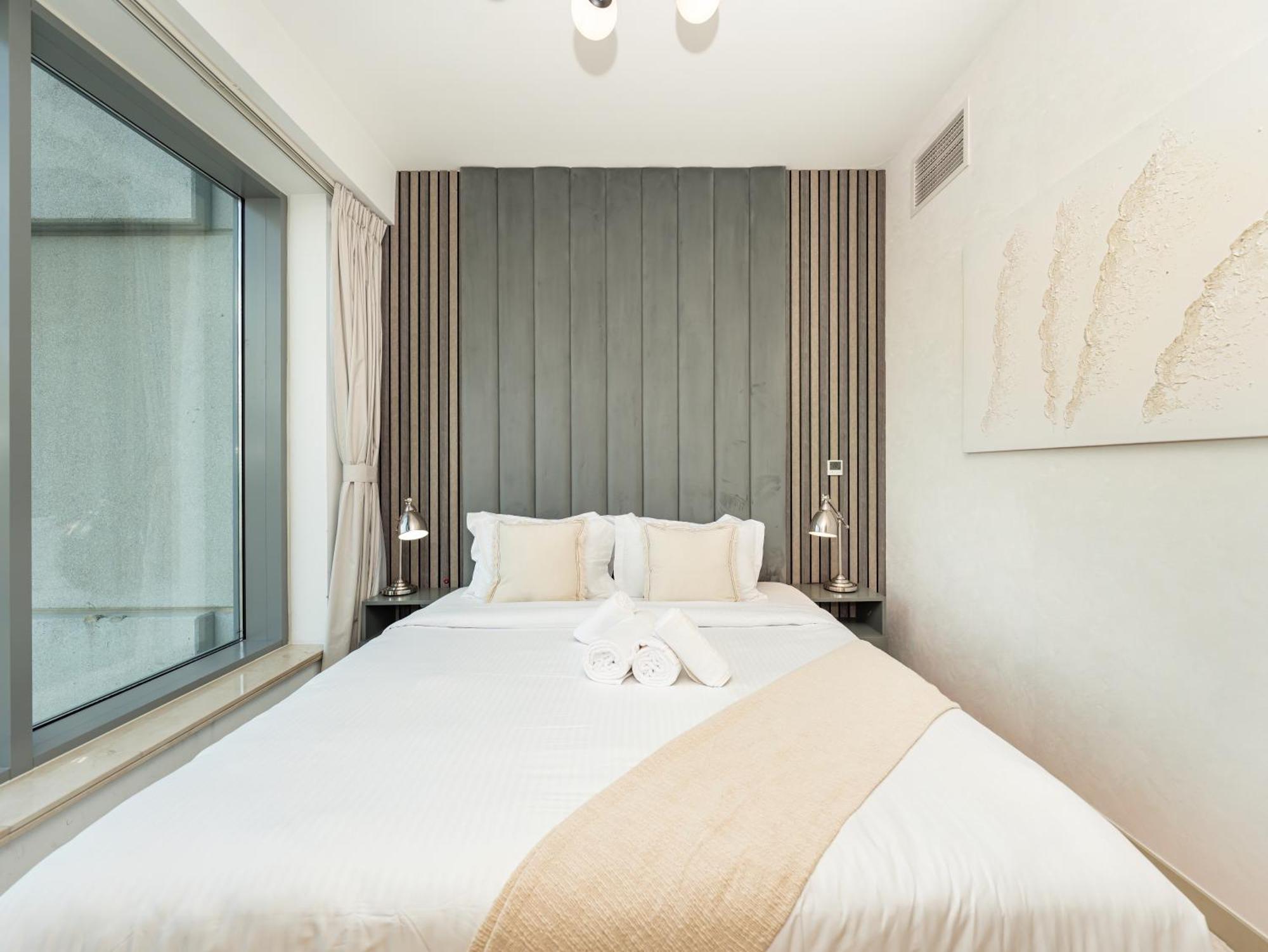 Lavish 2 Bedroom I Burj Khalifa & Fountain Views I Free Gym, Pool, Parking, Wi-fi And Ps5 I By Skyline Serenity