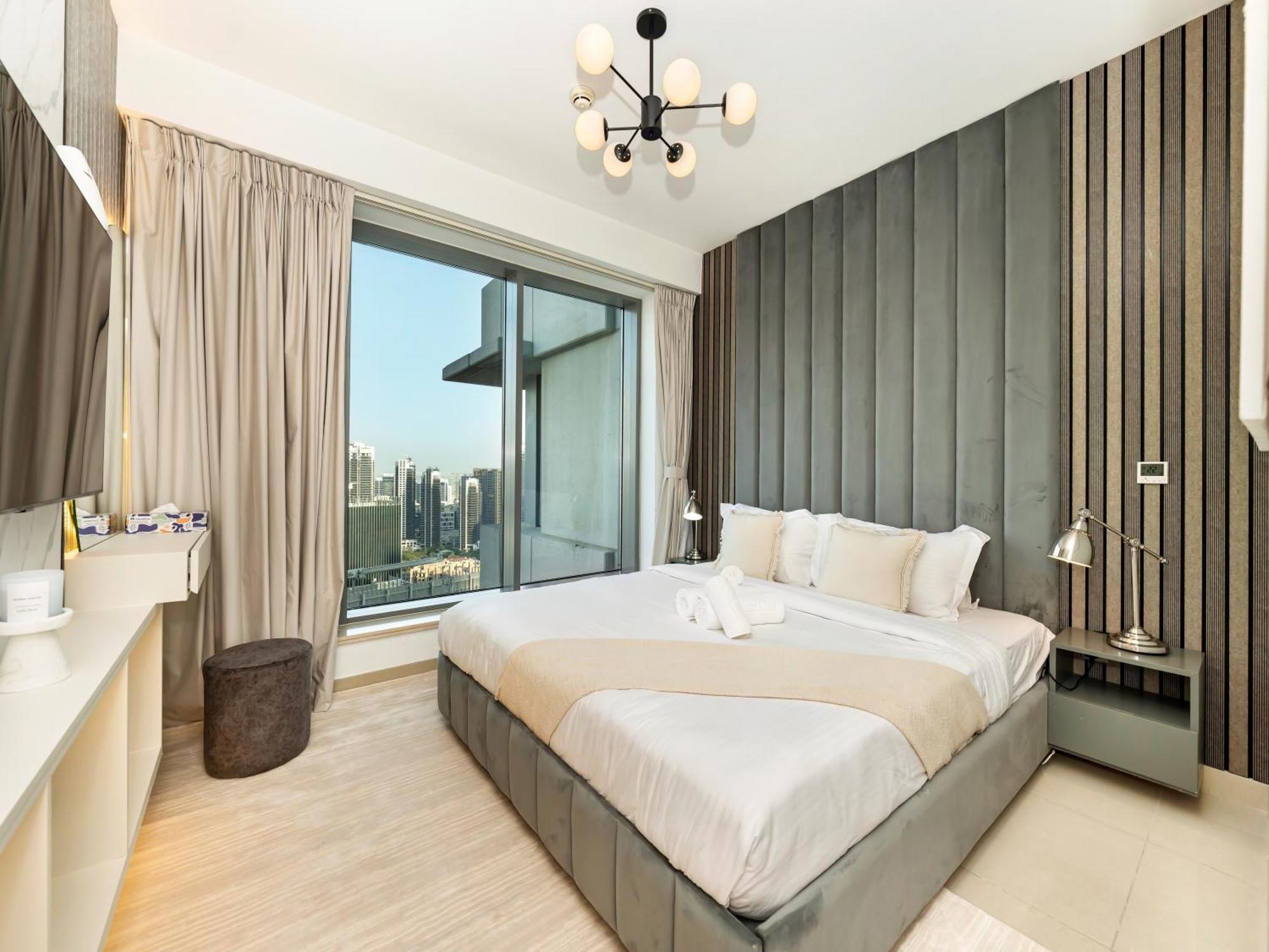 Lavish 2 Bedroom I Burj Khalifa & Fountain Views I Free Gym, Pool, Parking, Wi-fi And Ps5 I By Skyline Serenity Apartment *