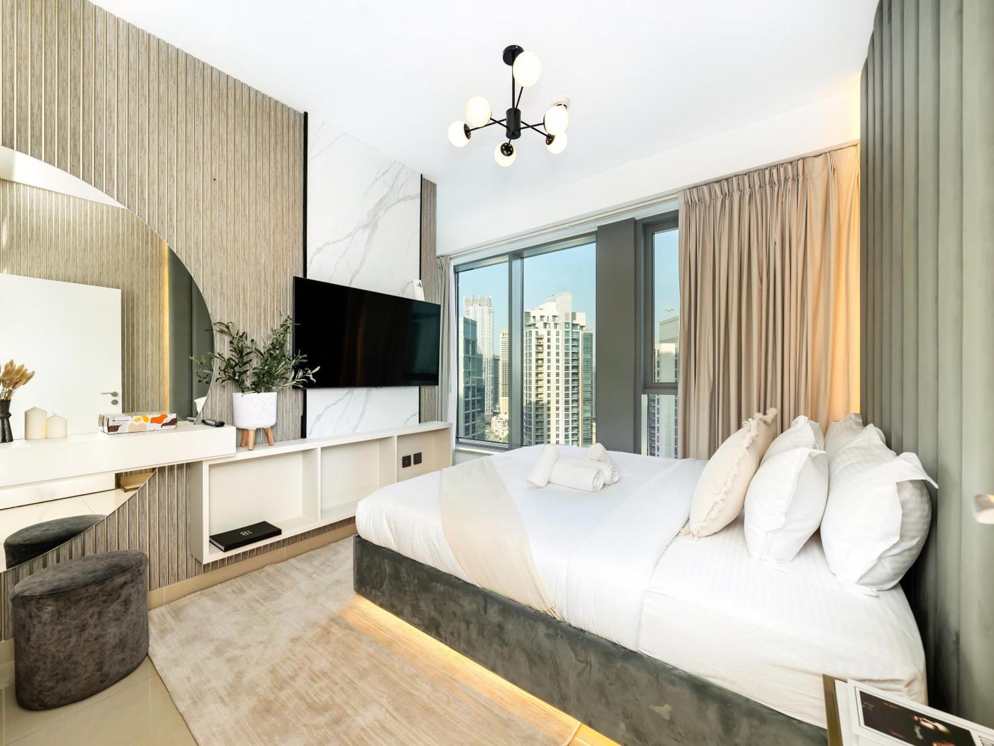 Lavish 2 Bedroom I Burj Khalifa & Fountain Views I Free Gym, Pool, Parking, Wi-fi And Ps5 I By Skyline Serenity