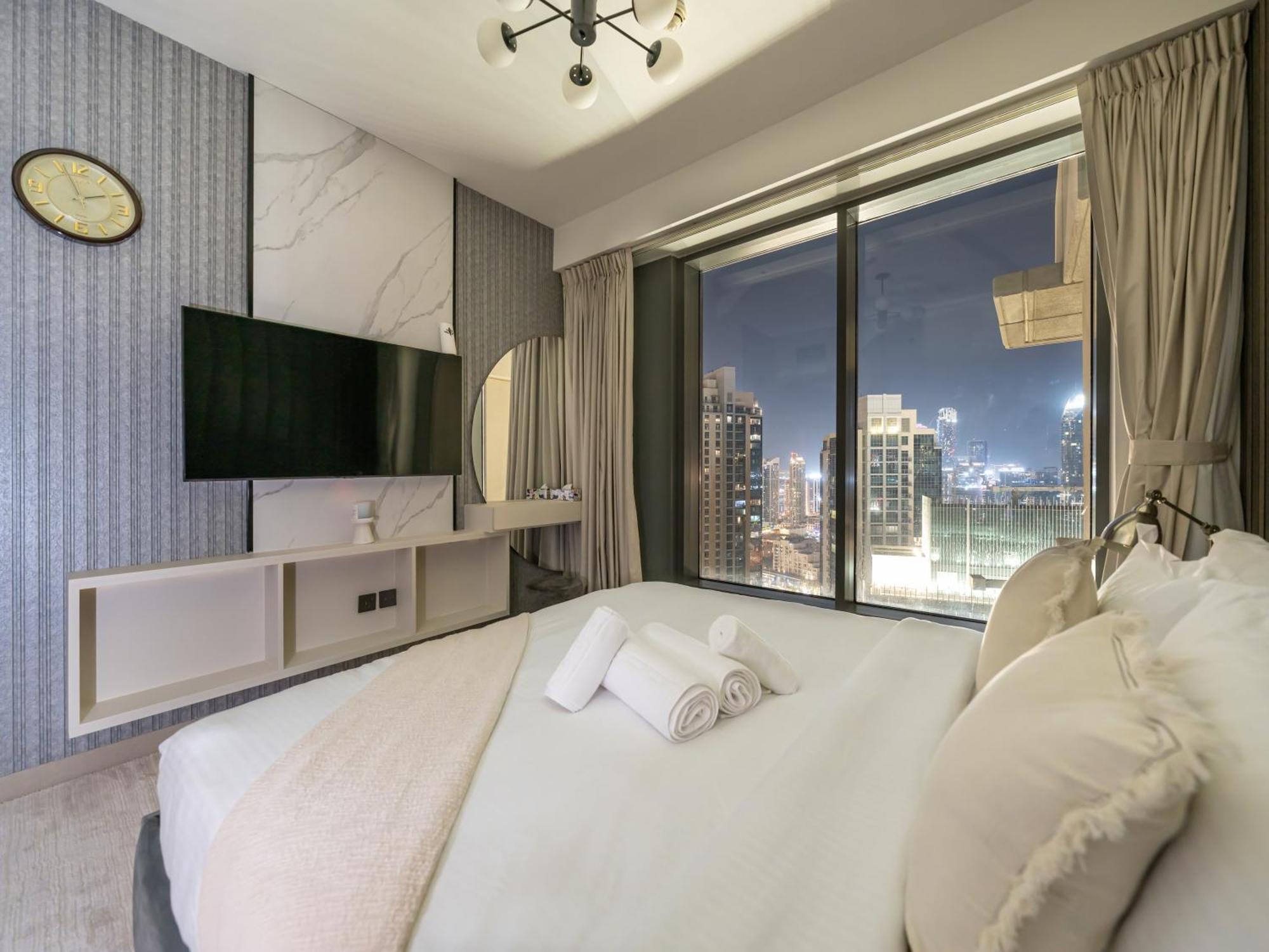 Lavish 2 Bedroom I Burj Khalifa & Fountain Views I Free Gym, Pool, Parking, Wi-fi And Ps5 I By Skyline Serenity