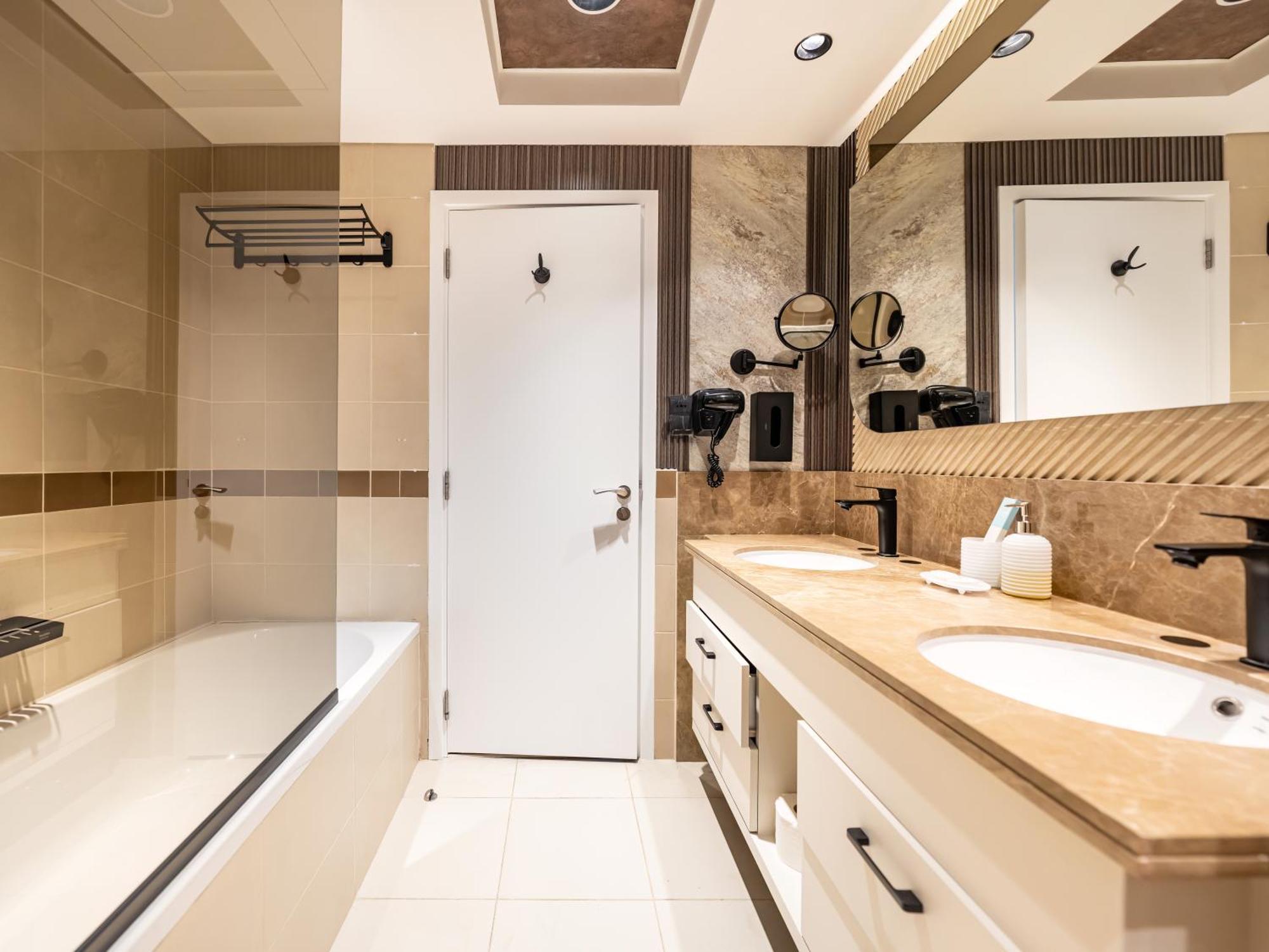 Lavish 2 Bedroom I Burj Khalifa & Fountain Views I Free Gym, Pool, Parking, Wi-fi And Ps5 I By Skyline Serenity Apartment *