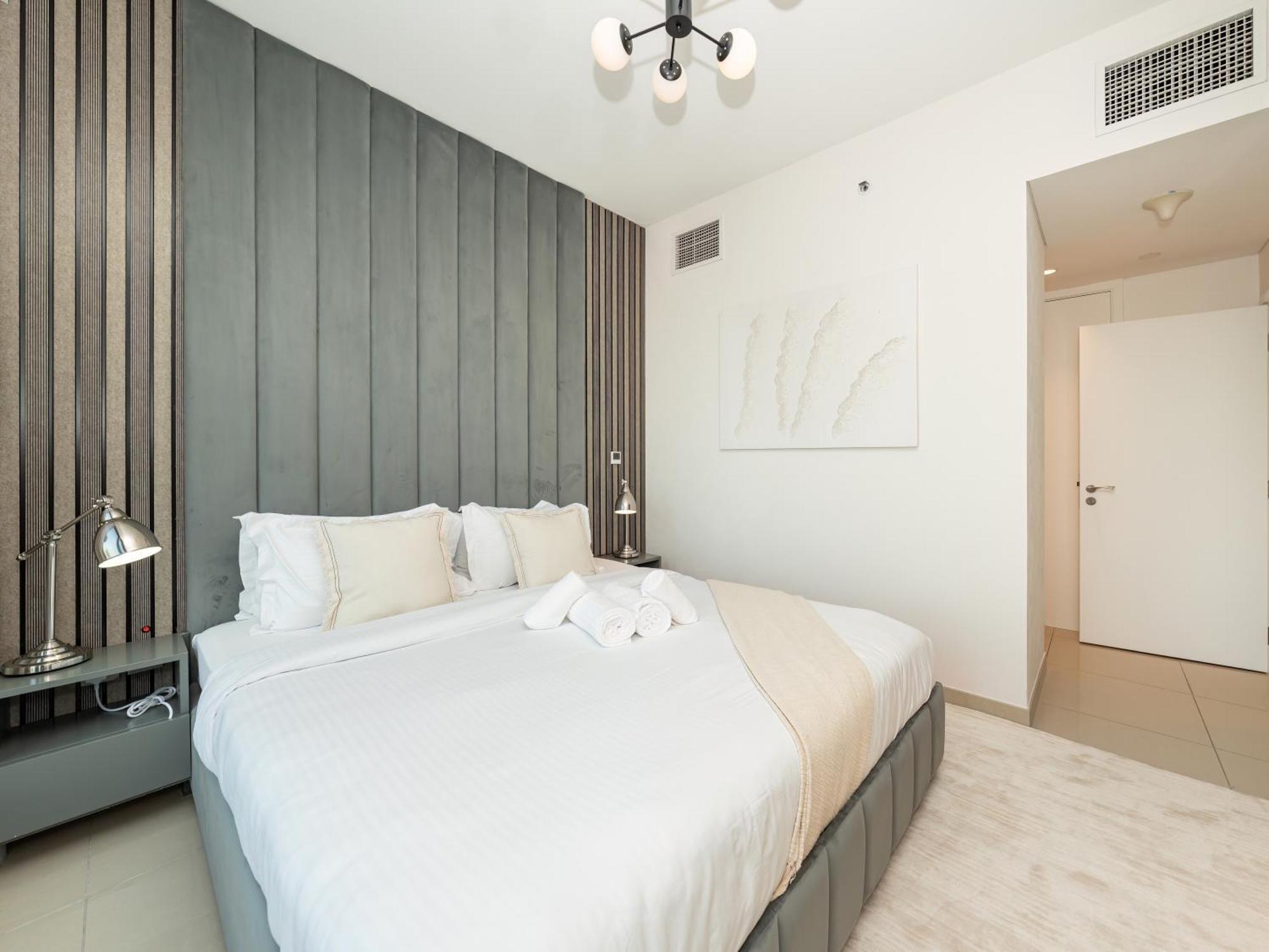 Apartment Lavish 2 Bedroom I Burj Khalifa & Fountain Views I Free Gym, Pool, Parking, Wi-fi And Ps5 I By Skyline Serenity