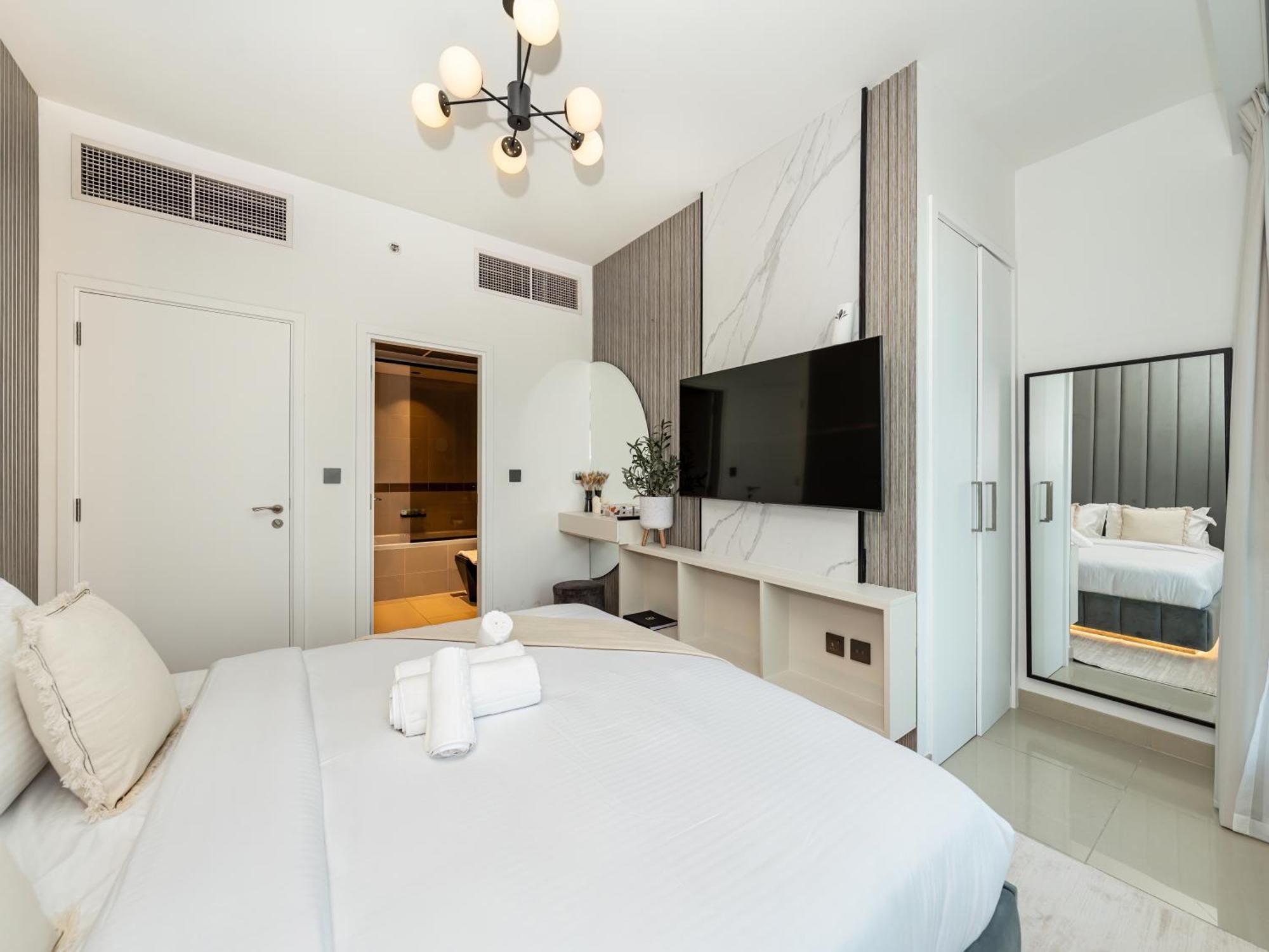 Lavish 2 Bedroom I Burj Khalifa & Fountain Views I Free Gym, Pool, Parking, Wi-fi And Ps5 I By Skyline Serenity * Dubai