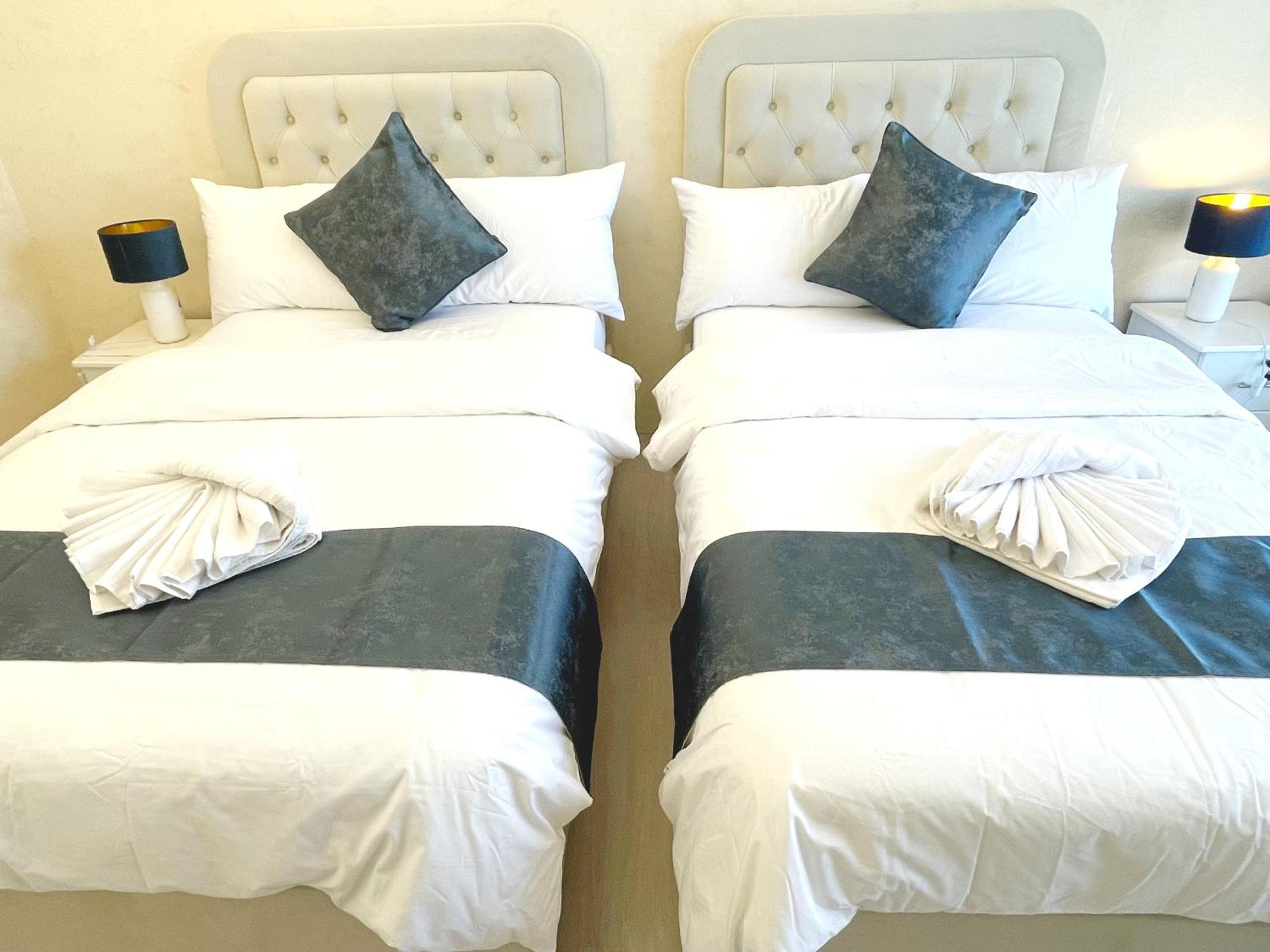 Hostel Royal Beach Residences *