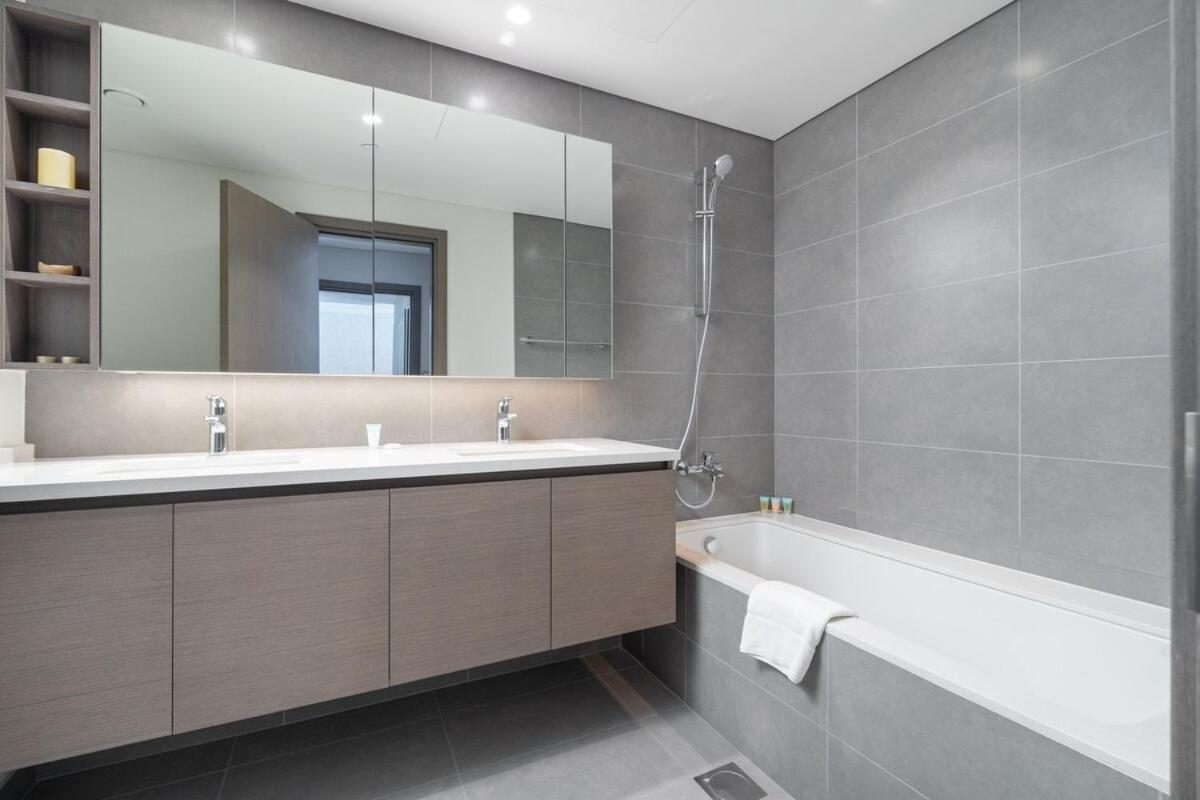 Stylish 2-bed Oasis With Pool In Peaceful Creek Harbour Apartment *