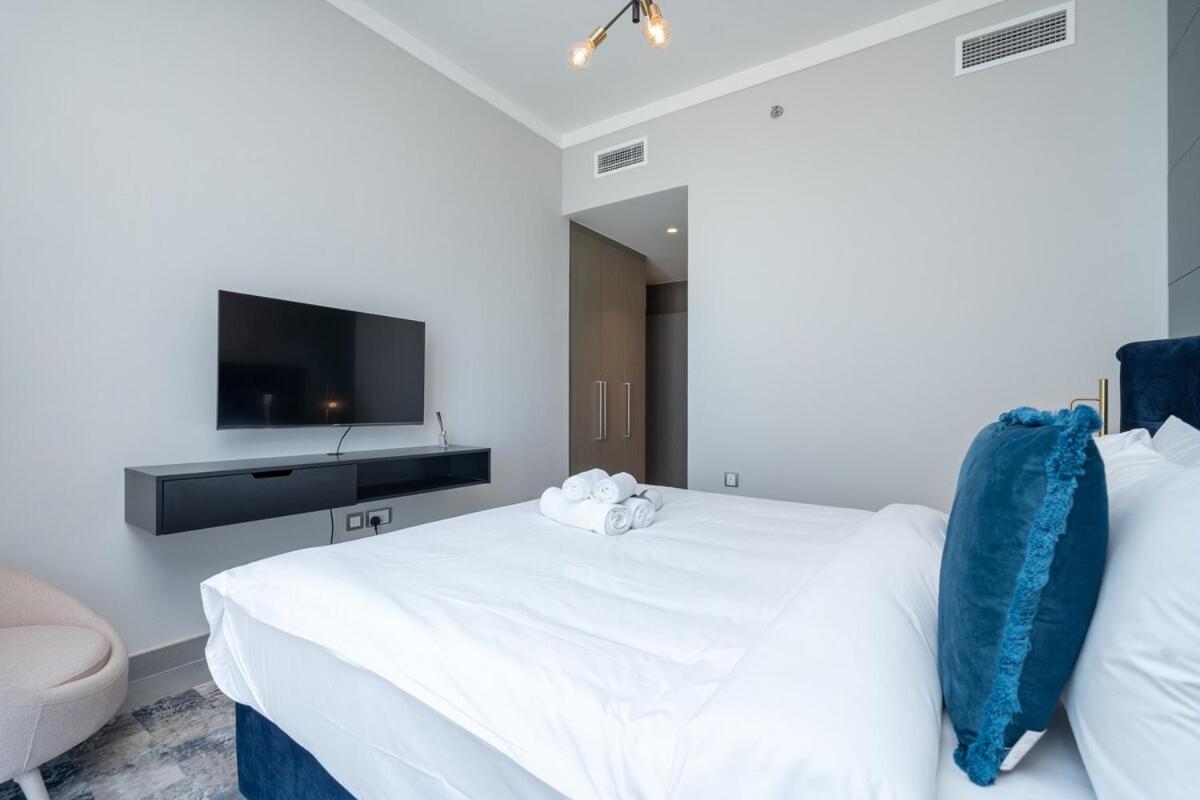 Stylish 2-bed Oasis With Pool In Peaceful Creek Harbour Apartment Dubai