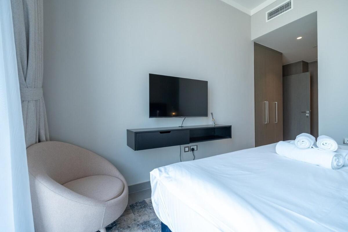 Stylish 2-bed Oasis With Pool In Peaceful Creek Harbour Apartment *