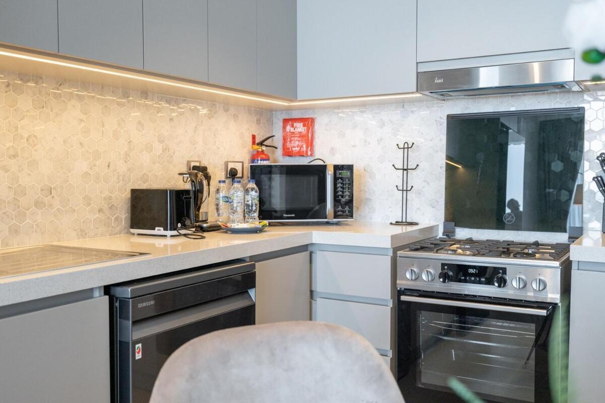 Stylish 2-bed Oasis With Pool In Peaceful Creek Harbour Apartment Dubai