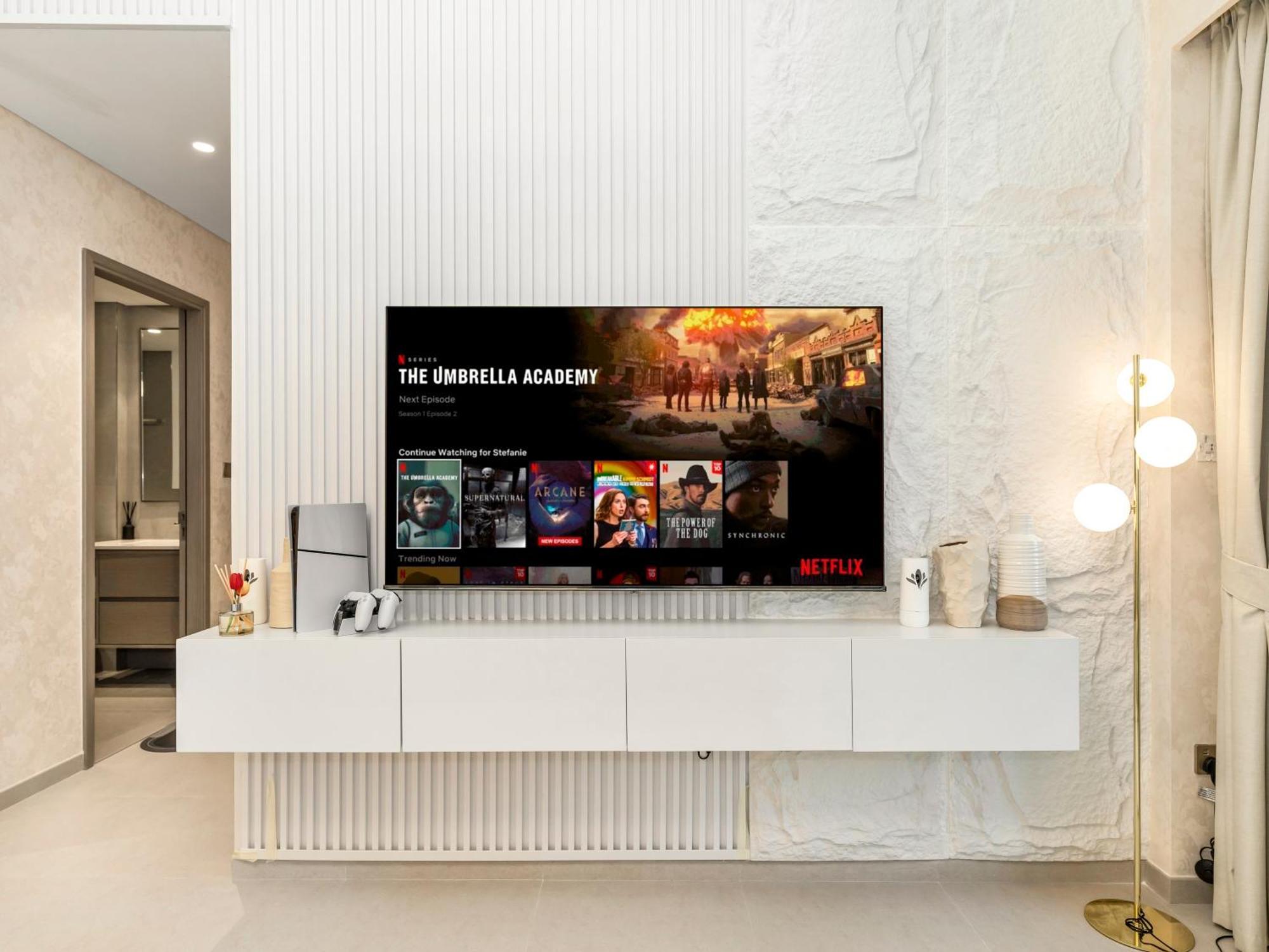 Grandeur 2 Bedroom I Burj Khalifa & Fountain Views I Free Parking, Gym, Pool, Wi-fi & Ps5 I By Skyline Serenity *