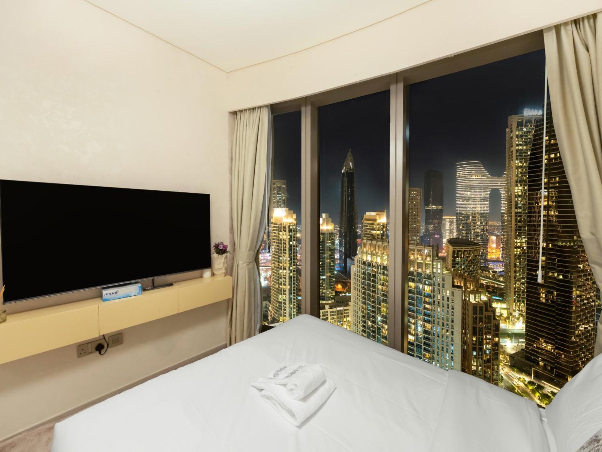 Grandeur 2 Bedroom I Burj Khalifa & Fountain Views I Free Parking, Gym, Pool, Wi-fi & Ps5 I By Skyline Serenity