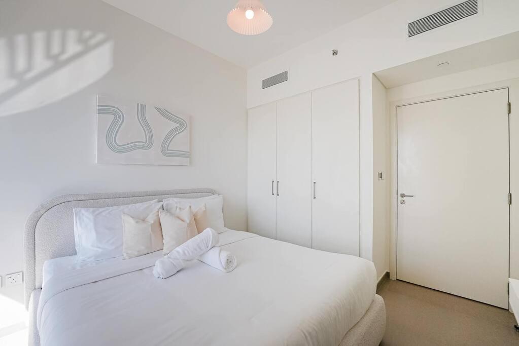 Apartment Living With Burj Khalifa Views *