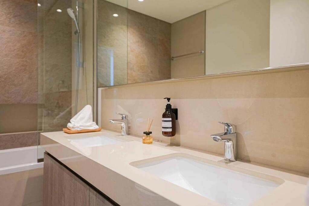 Apartment Living With Burj Khalifa Views Dubai