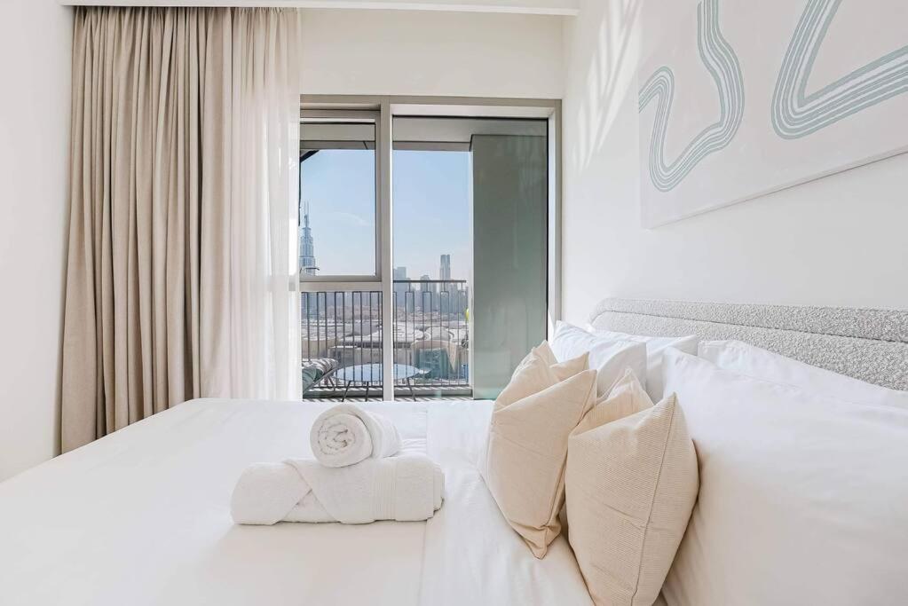 Living With Burj Khalifa Views *