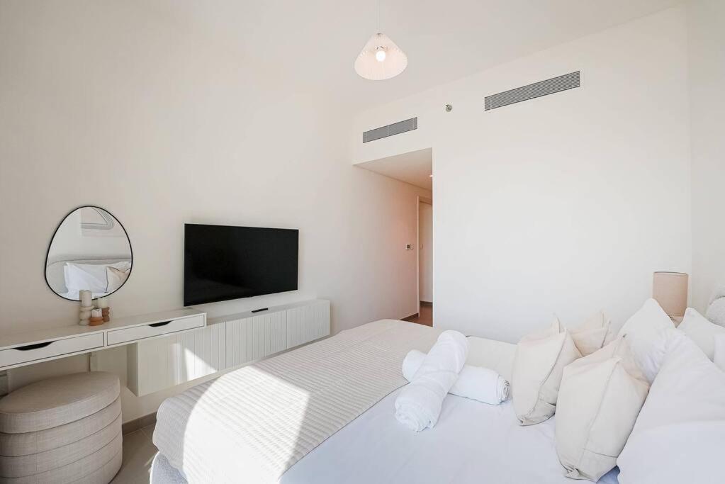 Apartment Living With Burj Khalifa Views *