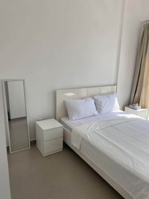 Lovely Calm 3br Easy Accessibility To With Huge Balcony And Pool View Town Square Apartment